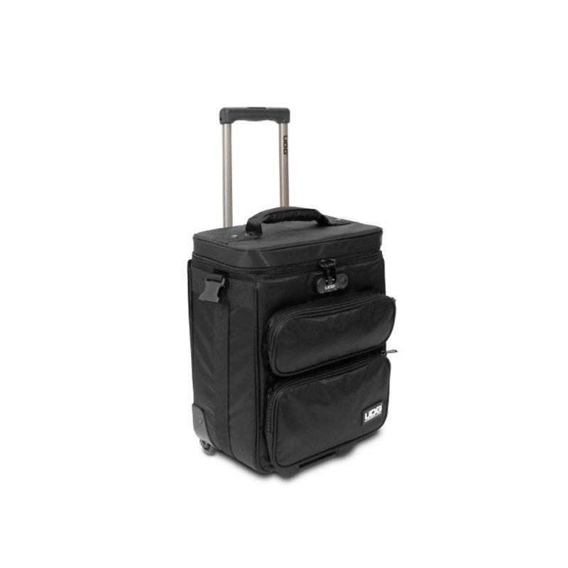 楽器種別：新品UDG/新品 商品一覧＞＞DJ機器【20，000円〜40，000円】 商品一覧＞＞DJ用ケース・バッグ/UDG 商品一覧＞＞DJ関連機器担当部門 Power DJ'sは1998年開店　渋谷発・国内最大級のDJ機材専門フロアです。UDG U9880BL/OR Ultimate Digi トロリー To Go Black/Orange商品説明★機材の運搬に便利なカート付キャリーバッグ★UDG Ultimate デジ トロリー トゥー ゴーU9880BL/ORは頑丈なボディに2段階調節のハンドルとインライン車輪を装備し、空港の長い通路でも安全に移動が可能な理想的なバッグです。大切なデジタルDJギアを保護する中央のコンパートメント、さらに調節が可能なヘッドフォンやインターフェイスを収納するスペース、15インチのMacBook Pro にフィットするパッド入りラップトップスリーブ、さらにメッシュポケットやフロントの大きなポケットにはケーブルやアクせサリーを収納する事が可能です。UDG Ultimate DIGIトロリー トゥー ゴーは長距離移動する際に最適なトロリーバッグです。■主な仕様色：ブラック / ブラック（内部オレンジ）重量：5.10kg外寸：35.5cm×52cm×28cm内寸：31cm×39cm×19cm素材：防水ナイロン 420D備考：パッド入りメインコンパートメント、調節が可能なヘッドフォンやインターフェイスを収納するスペー、2段階可変可能なトロリー機能、アクセサリーやガジェットを収納する全面の2つのポケット、内部のメッシュポケット、取り外し可能なショルダーストラップ、セーフティロック施錠、インライン車輪※商品画像内の機材は含まれません。■主な対応機材15 サイズのラップトップPC， headphone，最大約40枚のLPレコードPioneer DJ DJM-S5， DDJ-XP2， DDJ-200， CDJ-800MK2， CDJ900， DJM-750 K/S， DJM-800， DJM-850， XDJ-1000MK2， DDJ-WeGO3またはWeGO4NI Traktor Z2Numark ScratchReloop Digital Jockey-2， RMP-4， RMX-60， RMX-80Denon DN-S3700， DN-X1100， DN-X1600， DN-X1700Akai MPD32Ableton PushAllen & Heath Xone 42， Xone 43C， Xone 62， Xone 92， Xone DB2， Xone DB4Behringer DDM4000Hercules DJ Control WaveNovation TwitchRane Sixty Two/Two Z， Sixty Eight， Sixty FourRoland Aira MX-1Vestax VCI 100 MK2■初期不良について製造工程で細かなキズやヘコミ、汚れ、ほつれが残る場合がございます。また、ケース内クッションのマジックテープに剥がれが生じる場合がございます。これらの点は「商品の仕様」とご容赦願います。「使用上問題」のあるもの、のみ初期不良品とさせて頂きます。※店頭、または通信販売にて売却後、敏速な削除は心掛けておりますが、web上から削除をする際どうしてもタイムラグが発生してしまいます。万が一商品が売切れてしまう場合もございますので予めご了承ください。イケベカテゴリ_DJ機器_DJ用ケース・バッグ_UDG_新品 SW_UDG_新品 JAN:8717228276651 登録日:2019/01/20 DJアクセサリ