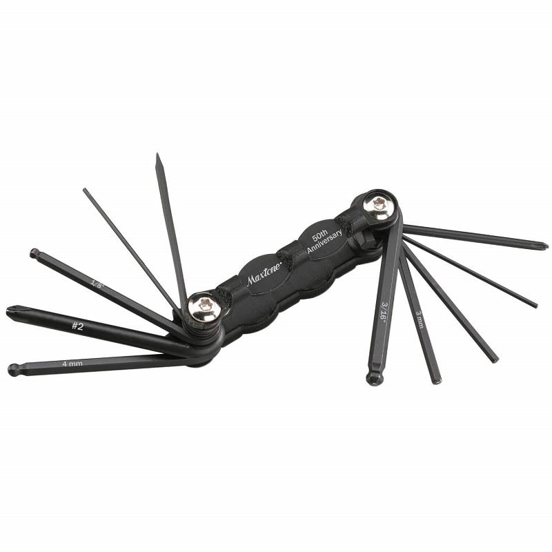 楽器種別：新品MAXTONE/新品 商品一覧＞＞楽器アクセサリ【〜5，000円】 商品一覧＞＞メンテナンス用品/工具/MAXTONE 商品一覧＞＞品揃え豊富な当店なら弦、パーツ、ケーブルなどのアクセサリーがまとめて揃います！MAXTONE Guitar Multi Tools [TFL-009]商品説明ギターやベースの調整・メンテナンスに最適な「Guitar Multi Tools」です。1本に10種類のツールを搭載し、ギター・ベースのあらゆるスクリューに対応します。■ セット内容Hex Keys（六角レンチ）1.5mm / 2.5mm / 3mm / 0.05インチ / 1/8インチ（ボールポイント） / 3/16インチ（ボールポイント） / 4.0mm（ボールポイント）Screwdrivers（ドライバー）2.5mm マイナス / #1 プラス / #2 プラス特徴・1本でギター・ベースの基本調整が可能な10-in-1ツール・六角レンチはボールポイント仕様も搭載し、作業性を向上・コンパクトで持ち運びに便利なデザインイケベカテゴリ_楽器アクセサリ_メンテナンス用品_工具_MAXTONE_新品 SW_MAXTONE_新品 JAN:4515515813992 登録日:2025/11/15 マックストーン 工具 メンテナンス用品