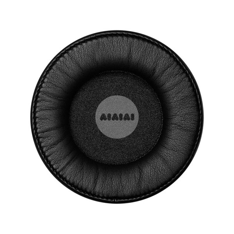 楽器種別：新品AIAIAI/新品 商品一覧＞＞DJ機器【〜10，000円】 商品一覧＞＞DJアクセサリー/DJアクセサリー/AIAIAI 商品一覧＞＞DJ関連機器担当部門 Power DJ'sは1998年開店　渋谷発・国内最大級のDJ機材専門フロアです。AIAIAI E04 Earpads 【1ペア】【ヘッドホン用イヤパッド】(アイアイアイ)商品説明★優れた快適性と高い遮音性を実現したイヤーパッド★PUレザーで覆われた、柔らかなオーバーイヤー型のメモリーフォームクッション。その厚みと素材により、優れた快適性と高い遮音性を実現しています。低音域を強調することで、温かみのあるサウンドと力強いダイナミクスを生み出します。1組（左右ペア）での販売となります。※AIAIAIヘッドホン専用のヘッドバンドとなります。誤ってご購入いただいた場合でもご注文のキャンセル、ご返金はお受付いたしかねますためご購入の前に必ずご確認ください。---※店頭、または通信販売にて売却後、敏速な削除は心掛けておりますが、web上から削除をする際どうしてもタイムラグが発生してしまいます。万が一商品が売切れてしまう場合もございますので予めご了承ください。イケベカテゴリ_DJ機器_DJアクセサリー_DJアクセサリー_AIAIAI_新品 SW_AIAIAI_新品 JAN:5710224110144 登録日:2026/06/30 アイアイアイ