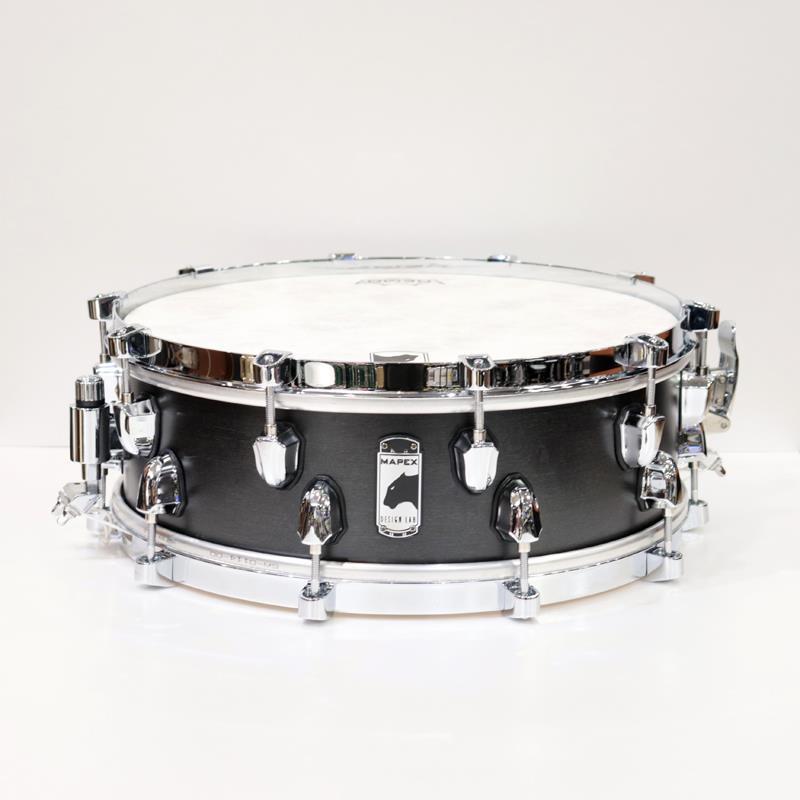 楽器種別：アウトレットMAPEX/アウトレット 商品一覧＞＞ドラム【50，000円〜95，000円】 商品一覧＞＞スネアドラム/MAPEX 商品一覧＞＞安心してお買い物頂けるよう、スネアもシンバルも丁寧梱包でお届けします！MAPEX BPML4500CFB [BP DESIGN LAB / EQUINOX 14''×5'']【店頭展示特価品】商品説明※店頭にて展示、試打を解禁しております為、細かいキズや打痕等の使用感がございます。P DESIGN LABP DESIGN LABシリーズはBLACK PANTHERシリーズよりもワンランク上のハイエンドモデルのスネアです。よりパワフル且つよりディープなサウンド、そのクオリティにふさわしいカラーリングとデザインが特徴です。＜EQUINOX＞北米産メイプル・シェル、補強リング、シングル・フランジ・フープのクラシックなスタイルにより、ヴィンテージからモダンミュージックまで幅広いサウンド表現が可能です。他にも繊細なゴーストノートが表現しやすく、明るく開放的な存在感を醸し出します。＜スペック＞サイズ：14''×5''シェル：6-ply 6mm Maple， 4-ply 4mm Maple Reinforcement Rings / Dual Air Ventsフィニッシュ：Ebony Satin SAS Finish (SONIClear Attenuation System)エッジ：45° SONIClear Batter Side， 35° / SONIClear Snare Side (both with 3/8'' Rounded Back-Cuts)スネアベッド：2.7mm Deep × 5.5'' Width Tapered Snare Bedsラグ：Staggered 1/8'' Offset Locking B-Lugsフープ：Copper Alloy Single-Flange with 10 Hoop Clawsストレイナー：Cylinder-Drive Strainerサウンド：Classic / Bright / Articulateイケベカテゴリ_ドラム_スネアドラム_MAPEX_アウトレット SW_MAPEX_アウトレット JAN:0841089105794 登録日:2026/05/10 スネア スネアドラム メイペックス マペックス