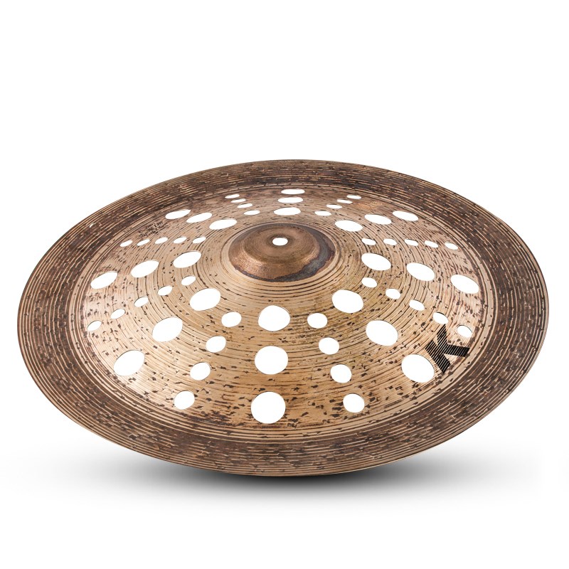 楽器種別：新品Zildjian/K Custom 商品一覧＞＞Zildjian/新品 商品一覧＞＞ドラム【45，000円〜85，000円】 商品一覧＞＞シンバル/チャイナシンバル/Zildjian 商品一覧＞＞安心してお買い物頂けるよう、スネアもシンバルも丁寧梱包でお届けします！Zildjian K Custom Special Dry Trash China 18 [NKZL18CSPDTRCH]商品説明【Rich Dry + Complex 〜伝説のK Zildjianサウンドと21世紀のテクノロジーの融合〜】K CustomKジルジャンをより個性的にアレンジしたシリーズで、多様化するサウンドニーズに応えオーバー・ハンマリング＆多様なレイジングを採用し個性的な表現力を持つジャズライドをラインアップ。＜Special Dry Remaster＞シンバルの「ドライサウンド」を10年以上前に創出したジルジャンが、昨今の音楽スタイルに求められる粗々しくアーシーなシンバルサウンドに ひとつの答えを出しました。素速いアタックと豊かなトラッシュ感が生み出す ドライでファンキーな音色は、ドラマーを唯一無二の演奏表現へと誘います。 いま再び、シンバル作りの「技」は、誰も辿り着けない新たな次元へ。＜Special Dry Trash China＞穴の開いたトラッシュチャイナは豊かなトラッシュ感とホワイトノイズを生み出す。サイズ：18ウェイト：Thinイケベカテゴリ_ドラム_シンバル_チャイナシンバル_Zildjian_K Custom_新品 SW_Zildjian_新品 JAN:0642388316559 登録日:2017/03/22 シンバル ジルジャン Kカスタム