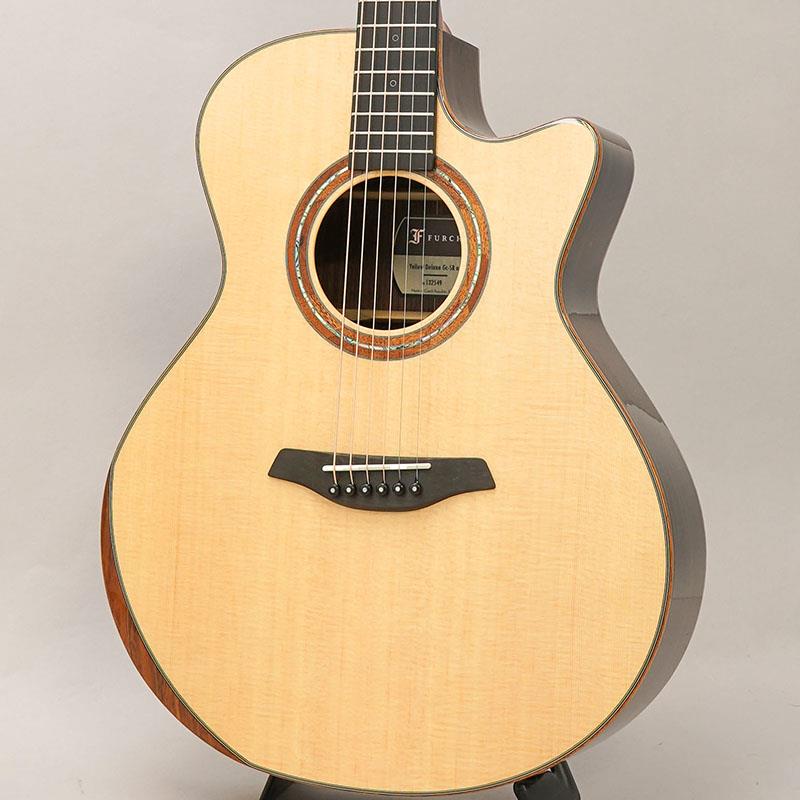 楽器種別：新品Furch/新品 商品一覧＞＞アコースティック・エレアコギター【375，000円〜705，000円】 商品一覧＞＞アコースティックギター/Furch 商品一覧＞＞アコギ買うなら、当店で！出荷前の検品・調整はもちろん、丁寧梱包でお届けします！Furch LTD Yellow Deluxe Gc-SRa #132549 フォルヒ商品説明〜ラグジュアリーなロゼッタデザインが特徴の本数限定カスタムモデルが入荷しました！！〜1981年、旧チェコスロバキア領でブルーグラスミュージシャンにより設立されたフォルヒギターズ！！岡崎倫典さん、中川イサトさん、岸部眞明さん、UK（MOROHA）さん等、錚々たるアーティストに使用される今話題のブランドです！ヨーロッパを代表するブランドの一つとして主にフィンガースタイルのギタリストに愛されるフォルヒ。その造りの丁寧さ、美しい仕上げ、洗練されたサウンド、滑らかな弾き心地、数多のミュージシャンに使用されるのに十分な理由のある素晴らしいギターです。本器「Yellow Deluxe Gc-SR」は、フォルヒギターの王道Yellow(旧23シリーズ)の中でも人気の高い、ダブルコンターが施された「Deluxe(デラックス)」シリーズをベースに製作された、2025年限定のカスタムモデルとなります。当モデルのスペシャルカスタムとして、ボディのアウトバインディングに奥行きのある木目と色味が美しいハワイアンコアを採用、そしてギターの顔であるサウンドホールのロゼッタは、煌びやかなアバロンをハワイアンコアでレイヤードした贅沢な仕様となっており、レギュラーラインナップとは一味違うラグジュアリーなルックスに仕上げました。ベベルデュオと呼ばれる肘と胸の部分の2か所に施されたダブルコンターは長時間の演奏でも快適な抱え心地となり、またこちらにもハワイアンコア材が採用されておりますので、美しい木目の表情を存分にお楽しみいただけます。トップ材はAAAグレードのシトカスプルース、サイドバック材はAAグレードのインディアンローズウッドを採用。優れた音量バランスと深みのある低音のオーディトリアムボディと、クリアで立ち上がりの早いスプルーストップの組み合わせは、フィンガースタイルはもちろん、幅広いジャンルにお使い頂ける非常に汎用性の高いサウンドが魅力的です。1音1音の分離感も良く、ベースラインやメロディを前に出したいプレイヤーの方におすすめいたします。ナット幅は45mmと広めとなっておりますが、薄めのネックシェイプによって得られる抜群のプレイアビリティは多くのプレイヤーからの支持を集めています。本数限定でオーダー可能なスペシャルリミテッドモデル！！オリジナルカスタムが可能なレインボーシリーズでも同様のスペックを製作することも可能ですが、本モデルより高額なお見積りとなります。レギュラーモデルとは少し違う、こだわりをもって選ばれたい方におすすめです！！ぜひこの機会をお見逃しなく！！◆CNR System Active（Composite Neck Reinforcement System）◆こちらのモデルは、フォルヒ独自開発の「CNR System Active（Composite Neck Reinforcement System）」が搭載されています。既存のCNRネックシステムからアップデートされた革新的なネック設計です。最も特筆すべき特徴として、ネックブロックに設置された弦高調整ボルトによりネックの角度調整が可能で、サドルを削ることなく弦高調整を行うことが出来るようになりました。更に、以前のシステムよりネックの剛性と安定性が向上していることから、より長期にわたってプレイアビリティと安定性を維持することが実現しました。※このボルトを使って安全にネック角度を調整するには、専用工具及び調整技術を習得した技術者による操作が必要ですので、池部楽器店アコースティックフロアスタッフまでご相談ください。商品詳細-SPEC-Top：AAA Sitka SpruceBack and Sides：AA Indian RosewoodNeck：MahoganyBinding：Hawaiian KoaRosette：Hawaiian Koa + Abalone Bracing：Scalloped X BracingNut Width：45mmFingerboard：EbonyBridge：EbonyScale Length：650mmTuner：GOTOH 510 エボニーボタンCase：Hard Caseイケベカテゴリ_アコースティック・エレアコギター_アコースティックギター_Furch_新品 SW_Furch_新品 JAN:2500020761816 登録日:2025/10/12 アコースティックギター アコギ ファルヒ