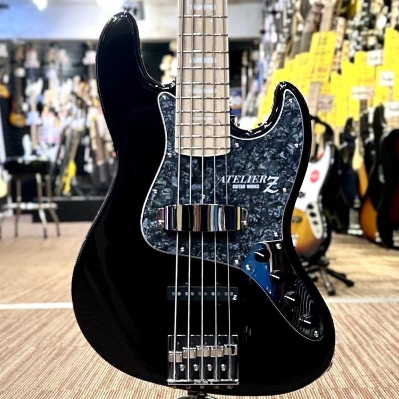 楽器種別：新品ATELIER Z/M Models 商品一覧＞＞ATELIER Z/新品 商品一覧＞＞ベース【280，000円〜530，000円】 商品一覧＞＞エレキベース/JBタイプ/ATELIER Z 商品一覧＞＞当店のベースは、出荷前に専門スタッフが検品・調整しているので安心です！ATELIER Z M#265 Custom (BLK/M/MH/BPPG) 【 × IKEBEオリジナルポーチプレゼント】商品説明【Atelier Z × IKEBEオリジナルポーチプレゼント】Atelier Z × IKEBE コラボレーションによるオリジナルポーチ（非売品）をプレゼント！ギグバッグのポケットに収納可能で、散らかりやすいレンチ等メンテグッズの収納に便利です！イケベでAtelier Zベース本体をご購入の方だけがゲットできるレアアイテム、この機会に「憧れのAtelier Z」をお探しください対象商品：税込み30万円以上のATELIER Zベース本体購入でプレゼント※数量限定プレゼント品のため、無くなり次第終了となりますので予めご了承ください。※アウトレット品、セール品、リユース品/中古品、受注生産品など、一部商品は対象外の場合も御座います。----------------------------------------ブラックカラー×ブラックパールピックピックガード、メタルコンパネ採用で一味違うルックスの当店カスタムオーダーのM#265！！プロ/アマ問わず多くのベーシストから、中でもスラッププレイに拘るベーシストから絶大な支持を集めるATELIER Z。フラッグシップモデルM#245は、日本を代表するベーシスト：青木智仁氏のシグネイチャーモデルとして誕生し、その高い完成度からオールラウンドに使えるアクティブJBモデルとして今なお多くのユーザーに選ばれるモデルとして君臨しております。M#245のパフォーマンスを受け継ぐM#265は5弦のフラッグシップモデルとして、圧倒的な人気を誇る定番機種です。厳選された2ピースのアッシュ材ボディと目の詰まったメイプル材ネックを組み合わせ、力強く歯切れの良い鳴りをアウトプットします。所謂ドンシャリ・サウンドの王道を体感でき、そのサウンドは唯一無二の個性を放っています。コントロールは1ヴォリュームとピックアップバランサー、マスタートーン、トレブル/ベースの2バンドEQのブーストが搭載し、更に裏パネルを開けるとMid-CUTトリムが付いていますので、幅広くお好みのセッティングに調整可能です。トレブル/ベースにはプリアンプのブースト量の目安として50%に位置にクリックが付き、お好みに合わせて調整しやすくなりました。また、本機にはスペクトラムブーストと名付けられたワイヤリングが施されており、音圧を上げた仕様で更なる幅広いサウンドメイクが可能となっております。力まずに弾いてもスッと音が前に出てくれるレスポンスの良さと、明瞭さに長けながらもワイルドな一面をも併せ持ち、指弾きでの図太いトーン、スラップでの前に押し出すようなパンチの効いたサウンド、ピック弾きのアタック感まで様々なプレイ・スタイルにも対応し、ジャンルを問わずに使用できる一本です。即戦力のアクティブ5弦をお探しの方はぜひ！商品詳細■Scale : 34■Neck : Maple 1P 21F■Body : Ash 2p■Tuningkey : GOTOH GB528■Bridge : ATELIER Z BB518■Pickup : ATELIER Z JBZ-5■Preamp : Bartolini XTCT + Spectrum boost■Control : M.Vol，Balancer，M.Tone/sw， Treble/Bass■Weight:≒4.69kgギグケース付属イケベカテゴリ_ベース_エレキベース_JBタイプ_ATELIER Z_M Models_新品 SW_ATELIER Z_新品 JAN:4562211297465 登録日:2026/08/08 エレキベース アトリエ アトリエZ アトリエゼット