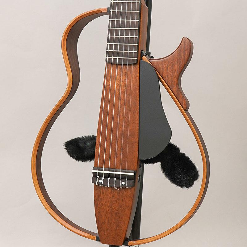 楽器種別：ユーズドYAMAHA/SILENT GUITAR 商品一覧＞＞YAMAHA/ユーズド 商品一覧＞＞アコースティック・エレアコギター【35，000円〜70，000円】 商品一覧＞＞エレガット/YAMAHA 商品一覧＞＞アコギ買うなら、当店で！出荷前の検品・調整はもちろん、丁寧梱包でお届けします！YAMAHA USED 中古 SLG200N NT ヤマハ商品説明美品＆お買い得な中古品が入荷いたしました！いつでも、どこでも。ギタリストに寄り添うヤマハサイレントギターThe new Yamaha Silent Guitar細めのネック形状とボディシェイプにより、アコースティックギタープレーヤーや手の小さい方にも弾きやすいモデルです。伝統的なクラシックギター演奏はもちろん、アグレッシブなプレイスタイルにも優れた演奏性を発揮。静粛性と共に、SRTパワードピックアップシステムを採用した高音質なアコースティックサウンドを実現。・SRTパワードピックアップシステム搭載・低音弦側フレームの脱着構造によりコンパクトに収納・優れた静粛性（一般的なクラシックギターの約10%の音量)・斬新且つ独創的なデザイン・エレキギターのようなスリムなボディ形状・チューナーを追加、機能性・演奏性が向上商品詳細スペック幅: 356mm高さ: 970mm奥行き: 87mm重量: 2.1kg本体材質: マホガニー棹: マホガニー指板: ローズウッドフレーム: ローズウッド＆メイプル糸巻: RM188NB-7B下駒: ローズウッド弦長: 650mm指板幅（上駒部/胴接合部）: 50mm/60mm塗装: NT(ナチュラル)コントロール機能: 電源スイッチ、ボリューム、ベースコントロール、トレブルコントロール、エフェクト（REVERB1/REVERB2/CHORUS)、クロマッチックチューナー、ブレンドコントロール接続端子: LINE OUT(モノラル)*兼POWERスイッチ/ジャック差込時ON、DC IN、AUX IN(ステレオミニフォーンジャック)、PHONES（ステレオミニフォーンジャック）Martinソフトケース付属イケベカテゴリ_アコースティック・エレアコギター_エレガット_YAMAHA_SILENT GUITAR_ユーズド SW_YAMAHA_ユーズド JAN:2500020826522 登録日:2026/01/26 エレアコ ヤマハ やまは