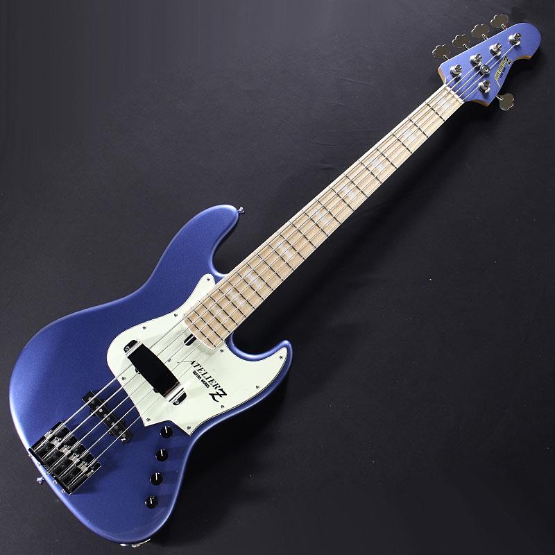 楽器種別：新品ATELIER Z/M Models 商品一覧＞＞ATELIER Z/新品 商品一覧＞＞ベース【285，000円〜535，000円】 商品一覧＞＞エレキベース/JBタイプ/ATELIER Z 商品一覧＞＞当店のベースは、出荷前に専門スタッフが検品・調整しているので安心です！ATELIER Z M#265 Custom (OLPB/M/MH)商品説明18mmピッチ仕様を採用するM#265のカラーオーダーモデル。プロ/アマ問わず数多のベーシストから、中でもスラッププレイに拘るベーシストから絶大な支持を集めるM(マグニチュード)。アトリエZの看板モデルというだけでなく、国産アクティブベースを代表するモデルと言っても過言ではない程の知名度を誇る、長年に渡りベーシストから愛されているモデルです。70's JBベースのスタイルを基にしつつ、アトリエZ独自のアイディアを随所に盛り込み製作される、細部までベーシスト目線に拘った完成度の高さが人気の秘訣となっています。本機はM#245モデルを基に34インチ仕様、18mm弦間ピッチで製作されるM#265、5弦仕様モデルです。質量豊富なアッシュボディを採用。ボディデザインにも現場の声が反映されており、非対称なJBシェイプながらもコントロール部側のシェイプを滑らかにすることで、スタンドに立てかけた際のスタンド滑りや転倒を極力避けるデザイン面で一工夫されています。オープンな響きをもたらす1ピースメイプルネックが当モデルでは採用されており、セル巻き＆ブロック・ポジションマーカーが施されています。豊富なサスティーンと充実したアタック感をもたらすオリジナルブリッジは、一世を風靡したバダスブリッジを摸しています。また、3mm厚のクリアピックガードを採用する事で、弦とピックガード間の距離を狭く設定しており、ハーフカットされたピックアップフェンスの搭載とあわせ、スラップ時のサムピング＆プルの安定性をもたらせています。程好いテンション感と低めにセットアップされた弦高設定による、Tuning Z Systemは滑らかな演奏性も実現する等、プレイヤーライクな仕様、調整が随所に行き届いたプレイアビリティもロングセラーの秘訣でしょう。ローアクションセッティングでも腰砕けにならない、芯、コシの強いサウンドを得ており、様々なアンサンブル、ジャンルでもしっかりと存在感を示す低音を弾き出します。プリアンプは、お馴染みBartolini/XTCTを搭載。芳醇なベース本体の鳴りをしっかりと活かしたうえで、さらに積極的な音作りを可能にします。アクティブ使用時にはボトムの太いロックな低音から、EQをグッと持ち上げてのドンシャリなスラップサウンドまで多彩なサウンドを創出します。また、楽器自体にも豊富な質量をそなえた芳醇なサウンドにより、パッシブ使用時にも倍音豊かで弾力のある低音を創出するなど、様々なプレイスタイルや音楽ジャンルにフィットします。本機は当店よりオファーしたカラーオーダーモデル。オールドレイクプラシッドブルーのマッチングヘッドに組み合わされるのはミントグリーンのピックガード。そしてコントロールパネルは従来のクリアパネルのまま取り付けをせず、敢えて付属品としてご用意頂きました。トラディショナルスタイルで知られる、海外の某ハイエンドブランドをイメージしたルックスです。一聴してそれと分かる個性豊かなサウンドは勿論、製品品質コントロールもしっかりと管理されている当工房ベースならではの安心感も多くのベーシストを虜にする理由の一つ。ステージやレコーディングでも存在感を放つ、本格派モデルをこの機会に是非、手にしてみては。Weight: ≒4.44kgS/N: #012333商品詳細【Specifications】[Neck]Scale: 34inch(864mm)Neck Material: Maple1PFingerboard Material: MapleFingerboard Radius: 400RFret Size: W2.7mm/H1.0mmFrets: 21 FretsNut Material: BoneNut Width: 47.5mmFinish: Fingerboard&Head top/Gloss，Neck back/Mat[Body]Body Material: Ash 2Pc.Body Shape: JB M Type (Original J Body)Body Finish: Gross[Hardware]Tuningkey: GOTOH GB528Bridge: ATELIER Z BB518(18mm space)Finish: ChromePickguard: Mint Green 3Ply 2.4mmControl panel: Acrylic Clear 3mm ※取り付け無し/付属品Pickup Fence: ATELIER Z ZPF-4500 CRControl Knobs: ATELIER Z ZAK-1500Neck Plate: ATELIER Z 4 Point PlateStrings: ATELIER Z Stainless Steel Strings SPS-4700 (.45 .65 .85 .105 .125)[Electronics]Pickups: ATELIER Z JBZ-5/18Px2Preamp: Bartolini XTCT+Spectrum BoostControls: M-Vol， BAL， M-Tone/sw(ActiveON/OFF)，TrebleBoost/BassBoost※Middle cut includedColor: OLPB MH (Old Lake Pracid Blue-Matching headstock)ギグケース付属イケベカテゴリ_ベース_エレキベース_JBタイプ_ATELIER Z_M Models_新品 SW_ATELIER Z_新品 JAN:4562211297243 登録日:2026/04/19 エレキベース アトリエ アトリエZ アトリエゼット