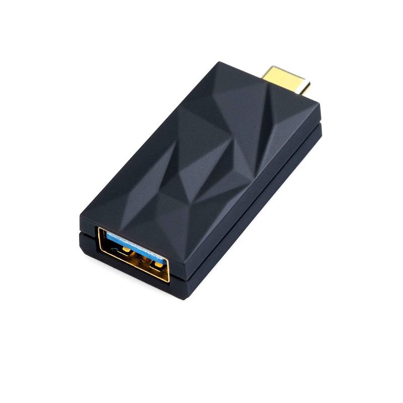楽器種別：新品Silent Power/新品 商品一覧＞＞レコーディング【5，000円〜15，000円】 商品一覧＞＞ケーブル・変換プラグ/デジタルケーブル/Silent Power 商品一覧＞＞パワーレックは、専門スタッフに気軽に相談できる渋谷発のDTM・レコーディング機材専門フロアです。Silent Power iSilencer + Type C to Type A (サイレントパワー)(ノイズフィルター)(ホームオーディオ)(ポータブルオーディオ)(DTM)(SLP-ISILENCERP-CA)商品説明【製品の特長】★あなたのUSBオーディオシステムは煩わしいバックグランドノイズに悩まされていませんか？新しく改良されたiSilencer+は、鮮やかで開放的な音楽を楽しむための必須アイテムです。●「新しい」静寂をご堪能くださいUSBを介してオーディオ機器を接続することには利点と欠点があります。USBはハイレゾデータを最高解像度で伝送し、ビットパーフェクトな転送を可能にしますが、元々オーディオ専用に設計されたものではありません。USBは電力とデータの両方を伝送するため、たとえばコンピュータの電源からの電気ノイズに影響されやすく、これが音質に悪影響を与えます。しかし、心配はいりません。かつてiSilencer3.0ではこれらのノイズを取り除き、さらに今、iSilencer+でその静寂をより一層素晴らしいものにしました。●挿して、再生するだけ。ポップノイズ・フリーUSBによる電気ノイズは、エラーやデータ損失、信号の劣化を引き起こし、それが歪み、ポップ音、クリック音、遅延として聞こえることがあります。iSilencer+はこれらの問題を迅速かつ簡単に解決します。コンピュータのUSBポートに直接接続し、コンピュータとDACの間のリンクとして機能します。EMIやRFIといったソース機器から流入する電気ノイズを根本的に除去し、音楽はよりクリアで温かみがあり、透明感が増し、低音も強化されます。●ダブルの効果iSilencer+は、コンピュータとDACの間のUSBポートに接続するのと同様に、放射EMIノイズをさらに低減するために未使用のUSBポートにも接続するのも効果的です。●静寂。さらに深まるiSilencer+は、最新の「Active Noise Cancellation II」の技術の採用により、一般のノイズキャンセリングヘッドホンと同様の方法でノイズを低減し、さらにクリック音や歪みを排除するために、独自の「REBalance」テクノロジーを採用しています。●なぜiSilencer+なのか？iSilencer+には幅広いラインナップがあります。USB Type A、USB Type Cの入出力に対応した3つのモデルが用意されています。・USB Type A - USB Type A・USB Type C - USB Type A・USB Type C - USB Type Cなぜ「iSilencer+」と名付けたのか？それは単純に、あなたに「プラス」を提供するからです。より多くのオプション、改善されたフィルタリング、そしてさらに深い静寂を。●軍事技術を基に改良された「Active Noise Cancellation II」は、オーディオ体験を次のレベルへと引き上げます。すべての不要なノイズをアクティブに打ち消し、あなたの音楽を純粋な状態で楽しめるように設計されています。この革新的な技術は、アクティブ・ノイズキャンセリング・ヘッドホンと同様の手法を採用しています。具体的には、入力される電気ノイズと同じ信号を逆位相で生成し、ノイズを効果的にキャンセルします。特に、低・中周波数帯域のノイズに対して圧倒的な効果を発揮します。一方で、パッシブ・インシュレーション・フィルターが高周波数の干渉を取り除くことで、ノイズの影響を最小限に抑えます。この高度なノイズ除去システムは、パッシブ・フィルタリングにのみ依存する従来のデバイスをはるかに凌駕し、USB信号を汚すノイズを徹底的に排除します。●「SuperSpeed」USB 3.0は、より多くのオーディオ伝送を可能にするために、より厳密な配線仕様を持ちながら、従来のバージョンとの互換性も保っています。ユニットには、高品質な金メッキコネクターが採用されており、最適な信号伝送を実現します。●「REBalance」という技術は、ジッターによる一般的な問題であるクリック音を解消するために、文字通り信号のバランスを再調整します。これは、データの「パケット」エラーや鋭い音を引き起こすデジタル歪みを改善するものです。Silent Powerの技術は、どのオーディオフォーマットが再生されていても、DACが受信するデジタル信号がオリジナルのソースと同一なるための信号の再バランス調整を行います。【製品の仕様】規格：SuperSpeed USB3.0（USB2.0下位互換）コネクター：USB3.0金メッキコネクター寸法：50mm×20mm×9mm重量：7gイケベカテゴリ_レコーディング_ケーブル・変換プラグ_デジタルケーブル_Silent Power_新品 SW_Silent Power_新品 JAN:4562314019209 登録日:2026/08/25 サイレントパワー