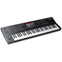 楽器種別：新品DJ用サンプラー／シンセ／エフェクター/AKAI 商品一覧＞＞DJ用サンプラー／シンセ／エフェクター【125，000円〜235，000円】 商品一覧＞＞DJ機器買うなら、当店で！専門スタッフが迅速丁寧に対応します！AKAI MPC KEY 61 【ご購入特典 / 今ならキャリングケースプレゼント！】商品説明【AKAI MPC KEY 61 ご購入特典 / 今ならソフトケースプレゼント！】AKAI MPC KEY 61お求めの方にMPC KEY 61サイズに適したキーボード用ソフトケースKBB-61をプレゼントいたします。この機会をお見逃しなく！※プレゼント品のソフトケースは在庫状況により予告なく別モデルに変更とさせていただく場合がございます。あらかじめご了承ください。---★スタンドアローンMPCシンセサイザーキーボード◎アフタータッチ対応セミウェイト鍵盤を採用し、クリエイティブな音楽制作や、表現力豊かな演奏が可能◎25種類のインストゥルメント・プラグインと、100種類以上のエフェクトを搭載したサウンドパレットとライブラリ◎視認性に優れた7インチ・マルチタッチ・スクリーン搭載◎Note Repeat機能/ベロシティ対応RGBバックライト付ドラムパッドx16◎タッチストリップ・コントローラーと4つのQ-Linkノブを搭載し、様々なパラメーターをアサイン可能。シグネチャーサウンドの生成と演奏が実現します◎INST/LINE入力切替、ファンタム電源付きハイエンドプリアンプを搭載した2系統入力を装備し、創造性の高いサンプリングを可能に。USBクラス・コンプライアントのオーディオインターフェースやUSB MIDIデバイスを接続することも可能。●パワフルなサウンドMPCの革新的なワークフローを受け継いだ音楽制作用スタンドアローン・シンセサイザー・キーボードです。次世代のバーチャル・インストゥルメントとエフェクト、アフタータッチ対応の61鍵・セミウェイト鍵盤とMPCが1つになった音楽制作ツールです。MPC Key 61は、かつてないほどのクリエイティブな表現と、パワフルなスタンドアローン・ワークフローを実現します。●無限の可能性を秘めた音楽制作ツール現代的なサウンド・パレットがプログラムされ、新次元のサウンドが実現する音楽制作用シンセサイザーです。25個のプラグイン・インストゥルメント・エンジンと、6000以上のプリセットを収録。また、各プラグイン・インストゥルメントには、優れたシンセサウンドと緻密な編集が可能なパラメーター、現代的なサウンドを実現するエフェクト、レスポンスに優れ鮮やかなタッチインターフェースを搭載し、より直感的で魅力的なワークフローを駆使した没入感のある音楽制作体験が可能になります。●優れた操作性アフタータッチ対応・セミウェイト鍵盤を搭載。ダイナミックでレスポンスの良いコントロールが可能で、表現したいムードやダイナミクスを自然で感情豊かな演奏で再現することができます。また、MPC Oneと同じベロシティ対応RGBバックライト付MPCドラムパッドを搭載。MPCならではのサウンドの鍵となるタイムコレクト、スウィング、クオンタイズ機能に加え現代のクリエーターが必要とする機能を網羅しています。●エフェクト・プラグイン100以上の最先端エフェクト・プラグインが搭載され、ミキシングやマスタリングに対応することができます。トラックにリバーブ＆ディレイ・エフェクトでの空間の広がりの演出はもちろんのこと、コンプレッサーとリミッターには現代的なものからビンテージ・スタイルまで収録されており、ドラムやミックスにバウンス感やパンチを容易に与えることができます。また、ボーカルエフェクトにおいても最先端のプラグインを搭載しているので、非常にクリエイティブなサウンド・デザインが可能となります。●タッチストリップとホイール・コントロール新たなコントロール方法として搭載されたアサイナブル・タッチストリップを使用し新たなコントロール方法で自分だけのシグネチャー・サウンド作りに活用することができます。また、ピッチベンドとモジュレーション・ホイールをコントロールすることで、より魅力的な表現が可能になります。Fabric XLでシンセサイザーやリードサウンドにうねりを加えたり、Session Stringsで弦楽器に優しいビブラートをかけたり、オルガンのロータリーレスリーキャビネットの速度を調整してトレモロ効果でサウンドを膨らませたり、あらゆるトラックでの独創的なサウンドコントロールが可能になります。●創造性を解き放つスタジオの様々な機器に接続し、統合したワークフローが実現します。MIDI Multi機能により最大32台のMIDIデバイスをUSB経由で接続し、クラスコンプライアントのオーディオインターフェースを使用して入出力を最大32チャンネルまで拡張することが可能です。USBキーボード、MIDIインターフェース、USB to CVモジュールなど様々なMIDI機器を同時に接続しルーティングできます。また、I/O能力の大幅な向上、内蔵のWI-FI/Bluetooth接続により、Ableton LinkやMPC OSのアップデートなどもワイヤレスで行うことが可能です。●スタンドアロンであらゆるレコーディングが実現ハイエンドプリアンプとAD/DAコンバーターを搭載した24bitオーディオインターフェイスを搭載しています。また、コンデンサーマイク用ファンタム電源付きコンボXLR/TRS ?入力は専用のゲインノブを装備。2系統のメイン出力、2系統のサブ出力、さらにヘッドホン出力を装備し、多彩な接続が可能です。AIR Music Tech製ボーカル用インサートエフェクト・コレクションを活用したボーカルのレコーディングや、ギターやベースなど、あらゆる楽器のレコーディングやサンプリングやレコーディングが可能です。●MPC2ソフトウェア付属デスクトップ用DAWソフトウェアのMPC2を付属。トラック数の拡張とサードパーティのAU/VSTプラグインへの対応により、さらにエキサイティングなMPC体験が実現します。DAWとのシームレスな統合も可能で、VST/AUプラグインとしてFL Studio、Logic、Ableton、Pro Tools、Studio OneなどのサードパーティDAWで動作させることもできます。●パワフルなスタンドアロンマシン4GBのRAM、MPC 2.11 OS、32GBの内蔵SD、16GBのオンボード・ファクトリー・ライブラリー、大幅なルーティングを実現するI/O接続、SSD拡張用の専用SATAベイを搭載したMPC Key 61は、現代の音楽プロデューサーが必要とするすべての機能が詰め込まれています。■仕様◎鍵盤：アフタータッチ対応・セミウェイトフルサイズ61鍵盤◎パッド：・ベロシティー、感圧式パッド、RGB バックライト x16・バンクアクセス可能（パッドバンク経由） x8◎ノブ/パフォーマンスコントロール：・360° タッチセンシティブ Q-Link ノブ x4・LEDインジケータ—付き多機能5.5 (140 mm) タッチキャパシティブコントローラー・360° ディスプレイ・ナビゲーション用、プッシュ選択機能付きエンコーダー x1・ピッチベンド/モジュレーションホイール・ゲイン、ミックス、ボリューム用270° ノブ◎ボタン：専用機能ボタン; 赤、 オレンジ、 緑色バックライト x44◎ディスプレイ：・6.9インチ / 176 mm（ 対角）・5.9インチ x 3.7インチ/ 150 x 93 mm（ 幅 x 高さ）・タッチ・インターフェイス付き フルカラー LED バックライト付ディスプレイ◎メモリ：・RAM：4GB・ストレージ：32GB【プリインストール・コンテンツ(13GB)、OS(4GB)、フリーユーザーストレージ(15GB)】・SATA接続で拡張可能◎電源：・IECコネクター（付属）・自動切替式内蔵電源(100-240V）◎接続端子：・マイクプリアンプ搭載コンボXLR/TRS1/4インチ（6.35 mm）入力 x2・1/4インチ（6.35 mm） TRS 出力（ 2 ステレオペア）x4・1/4インチ（6.35 mm） ステレオヘッドフォン出力 x1・5 ピン MIDI 入力 x1・5 ピン MIDI 出力 x1・5 ピン MIDI スルー x1・ステレオCV/Gate出力 x8・Ethernetリンクポート x1・USB Type-A ポート x2・USB Type-B ポート x1◎その他：・ライン/インストゥルメント切替スイッチ x2・+48v ファンタム電源スイッチ・1/4インチ（6.35 mm） TRSフットスイッチ入力(Sustain+FS2)・1/4インチ（6.35 mm） TRSエクスプレッションペダル入力■製品梱包サイズ：121 x 48.5 x 24cm■製品梱包重量：13.5kg■製品サイズ：98.6 x 31.3 x 9.7cm■製品重量：8.1kg※店頭、または通信販売にて売却後、敏速な削除は心掛けておりますが、web上から削除をする際どうしてもタイムラグが発生してしまいます。万が一商品が売切れてしまう場合もございますので予めご了承ください。イケベカテゴリ_DJ機器_DJ用サンプラー／シンセ／エフェクター_AKAI_新品 JAN:0694318025178 登録日:2022/06/22 リズムマシン グルーブボックス ドラムマシン グルーブマシン グルーヴマシン グルーヴボックス アカイ 赤井