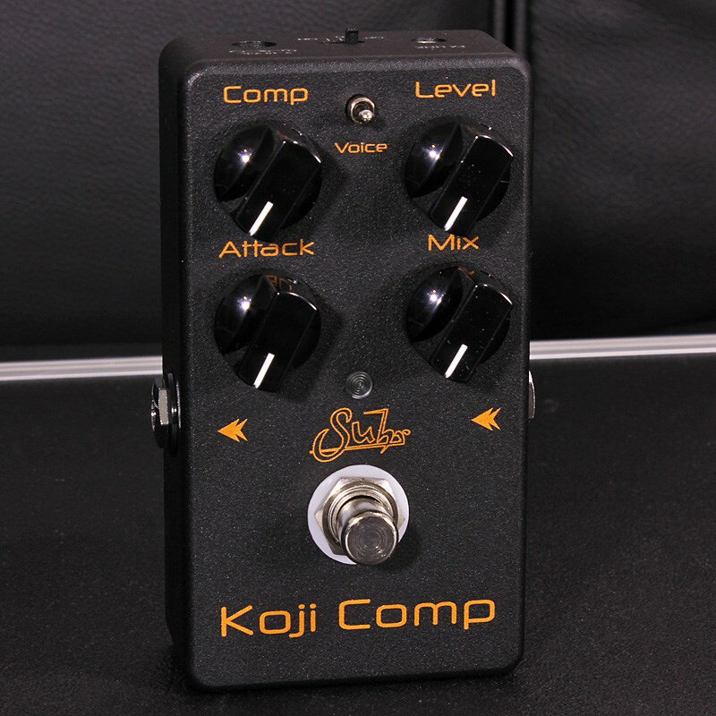 楽器種別：新品Suhr Amps/COMPRESSION 商品一覧＞＞Suhr Amps/新品 商品一覧＞＞エフェクター【30，000円〜60，000円】 商品一覧＞＞ギター用エフェクター/ダイナミクス系/コンプ・リミッター/Suhr Amps 商品一覧＞＞安心してお買い物頂けるよう、コンパクトもマルチも丁寧梱包でお届けします！Suhr Amps Koji Comp (Black Edition)商品説明2024 年夏より、筐体カラーが黒色（Black Edition）にリニューアル！Koji Comp は、トーンを損なうことなく、ヴィンテージスタイルとモダンスタイルのコンプレッション効果を提供するように設計された、様々な場面で活躍するアナログコンプレッサーです。Mix コントロールをひねったり、Voice スイッチを切り替えたりするだけで、無限のコンプレッション効果を簡単に作成可能。リズムをスムーズにするためにクリアなコンプレッションにすることも、R&B やカントリーにマッチする暖かくて柔らかいトーンにすることもできます。SPECIFICATIONSInput Impedance : 1M ohmOutput Impedance : 600 ohmPower Input : 9VDC センターマイナス2.1mm動作電圧 : 5V〜18V (通常動作 9V)消費電流 : 20mAFxLink コネクター : 1/8″ MonoFxLink 最大許容電圧 : 3.3VDCShield → Tip: Activate PedalSize : 64mm (w) x 114mm (h) x 32mm (d)その他の機能バッテリーモニター : 電池の電圧降下をモニター，電圧が4V以下になると自動的にバイパス状態に移行FX LINK機能 : RiotのON/OFFを外部スイッチでコントロール逆電圧故障、過電圧故障を防止する保護機能回路付き＊画像はサンプルです。イケベカテゴリ_エフェクター_ギター用エフェクター_ダイナミクス系_コンプ・リミッター_Suhr Amps_COMPRESSION_新品 SW_Suhr Amps_新品 JAN:4571220047916 登録日:2024/10/21 エフェクター コンパクトエフェクター ストンプボックス サー Shur