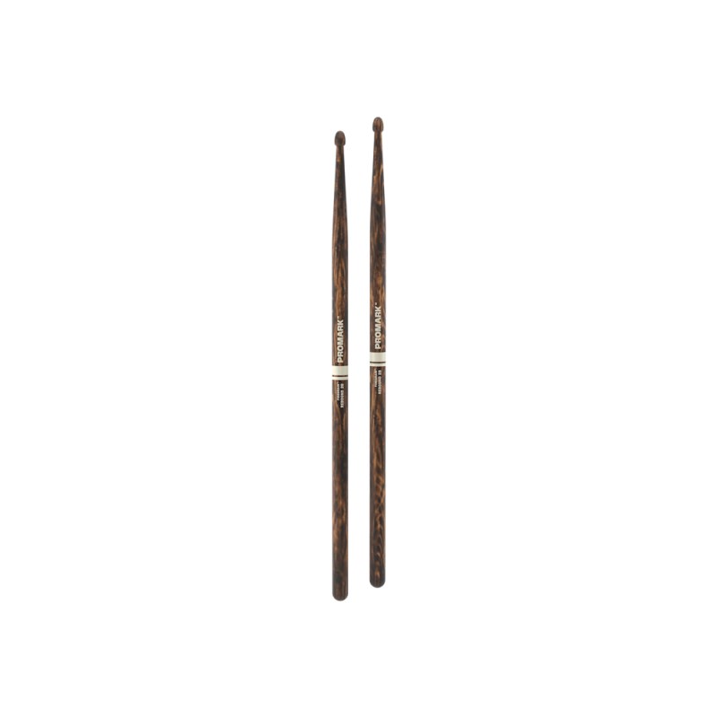 楽器種別：新品Pro-mark/新品 商品一覧＞＞ドラム【〜5，000円】 商品一覧＞＞スティック/Pro-mark 商品一覧＞＞安心してお買い物頂けるよう、スネアもシンバルも丁寧梱包でお届けします！Pro-mark R2BFG[Rebound 2B / Fire Grain] 【PROMARK史上最も耐久性の高いHickoryドラムスティック！】商品説明＜FIRE GRAIN＞PROMARK史上、最も耐久性の高いHICKORYドラムスティック！3，000 ℃の炎でスティックの外側を鍛え上げる革新的なプロセスで PROMARK 史上、最も耐久性の高い HICKORY ドラムスティックが誕生しました。FIREGRAIN シリーズは自社製材所で行う先進の木材選定で厳選された、強度ある最上級の木材のみを使用しています。また焼き入れ加工によって、表面が堅く強く独特のルックスになり、粒立良く、解像度をより明確に音の芯を引き出すほか、削れ、欠け、へこみのダメージを減少してスティック全体の寿命を延ばします。またウエイトについてのチャレンジでは、ペア対ペアのスティックの重さを均一にするために製造工程を改良しました。これまではバランスの取れたスティックの、同サイズ内での重量は、業界標準で40グラムとされてきました。しかし、FIREGRAIN スティックの許容差は5グラムとしています。あなたが手にする FireGrain スティックは、どこで購入しても、ほぼ同一の重さに感じられるでしょう。材質：ヒッコリーチップ：Acorn Wood長さ：406mm太さ：15.9mm※デザイン等の仕様は予告無く変更する場合がございます。イケベカテゴリ_ドラム_スティック_Pro-mark_新品 SW_Pro-mark_新品 JAN:0616022135073 登録日:2022/04/30 スティック ドラムスティック プロマーク