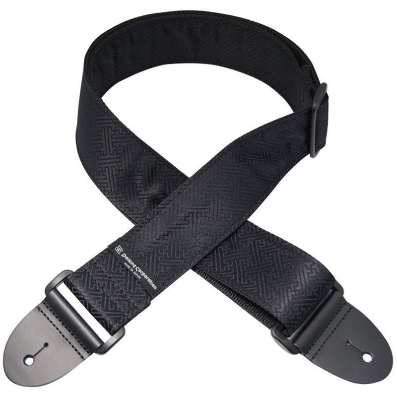 楽器種別：新品Daiking Corporation/新品 商品一覧＞＞楽器アクセサリ【〜5，000円】 商品一覧＞＞ギターストラップ/Daiking Corporation 商品一覧＞＞品揃え豊富な当店なら弦、パーツ、ケーブルなどのアクセサリーがまとめて揃います！Daiking Corporation 地紋織りギターストラップDGS-JMO32 SYBK (地紋織黒)商品説明地紋織（じもんおり）とは生地そのものに織り込まれた模様のことで染めや刺繍ではなく織りの技法によって布地全体に柄を浮かび上がらせる技法です。その地紋織を表地に使用したギターストラップです。自社工房にて製造しています。■幅：5cm■長さ：約80cm〜約150cm※裁断により1本1本柄の配置は若干異なります。また、お選びいただくことはできかねます。誠に恐れ入りますがあらかじめご了承くださいませ。イケベカテゴリ_楽器アクセサリ_ギターストラップ_Daiking Corporation_新品 SW_Daiking Corporation_新品 JAN:4571694380861 登録日:2025/12/13 ストラップ ギターストラップ ダイキング ダイキン