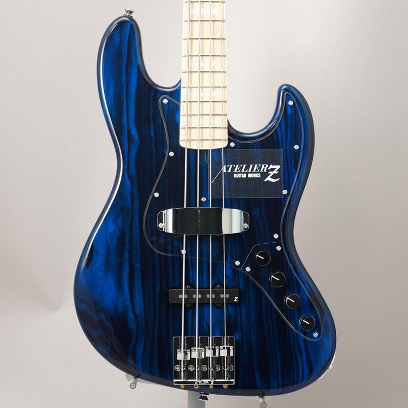 楽器種別：新品ATELIER Z/M Models 商品一覧＞＞ATELIER Z/新品 商品一覧＞＞ベース【270，000円〜510，000円】 商品一覧＞＞エレキベース/JBタイプ/ATELIER Z 商品一覧＞＞当店のベースは、出荷前に専門スタッフが検品・調整しているので安心です！ATELIER Z M#245 Custom (TP-BLU BURNER/M/MH) 【 × IKEBEオリジナルポーチプレゼント】商品説明【Atelier Z × IKEBEオリジナルポーチプレゼント】Atelier Z × IKEBE コラボレーションによるオリジナルポーチ（非売品）をプレゼント！ギグバッグのポケットに収納可能で、散らかりやすいレンチ等メンテグッズの収納に便利です！イケベでAtelier Zベース本体をご購入の方だけがゲットできるレアアイテム、この機会に「憧れのAtelier Z」をお探しください対象商品：税込み30万円以上のATELIER Zベース本体購入でプレゼント※数量限定プレゼント品のため、無くなり次第終了となりますので予めご了承ください。※アウトレット品、セール品、リユース品/中古品、受注生産品など、一部商品は対象外の場合も御座います。----------------------------------------M（Magunitude)#245は青木智仁氏のシグネイチャー・モデルとして発売されたモデルですが、今や数多のプロ/アマを問わないミュージシャン達が使用し、スタンダード・モデル且つ、アトリエ Zを代表する機種です。70年代のJBトーンを元にしたクリアな高域と図太い低域を持ち、木目の詰まったアッシュ・ボディから繰り出されるサウンドは、所謂ドンシャリ・サウンドの王道を体感でき、コントロール系統は2ヴォリュームと、トレブル/ベースの2バンドEQのブーストのみですが、裏パネルを開けるとMid-CUTトリムが付いていますので、お好みのセッティングに調整可能です。ネックの差し込み角度など細部にまで気配りが行き届いており、軽いタッチでも音が出し易く、十八番のスラップ時の大胆なサウンドは勿論のこと、指弾きでの図太いトーン、ピック弾きのアタック感まで様々なプレイ・スタイルにも対応し、ジャンルを問わずに使用できる一本です。また、本器は青木氏が求めていたスペクトラム・ブーストを搭載したモデルとなっており、これまでの同モデルに比べ各段にパワー感が増し、十八番のスラップ時の大胆なサウンドに加え、多彩なジャンルにも対応出来る、新たなサウンドの可能性を感じさせる仕上がりとなっています。杢目が引き立つバーナー加工を施し、人気のトランスペアレントブルーをマッチングヘッドでオーダーした当店カスタムモデルをお楽しみください。商品詳細Body : Ash 2 PiecesNeck : Maple 1 Piece 34inchFingerbord : Maple、20FretsPickups : Atelier z Magunitude JBZ-4Bridge : Atelier z BB419Preamp : bartorini XTCTControls : M.Vol、Balancer、M.Tone/sw、Treble/Bassweight : ≒4.36kgギグケース付属イケベカテゴリ_ベース_エレキベース_JBタイプ_ATELIER Z_M Models_新品 SW_ATELIER Z_新品 JAN:4562211297496 登録日:2026/08/08 エレキベース アトリエ アトリエZ アトリエゼット