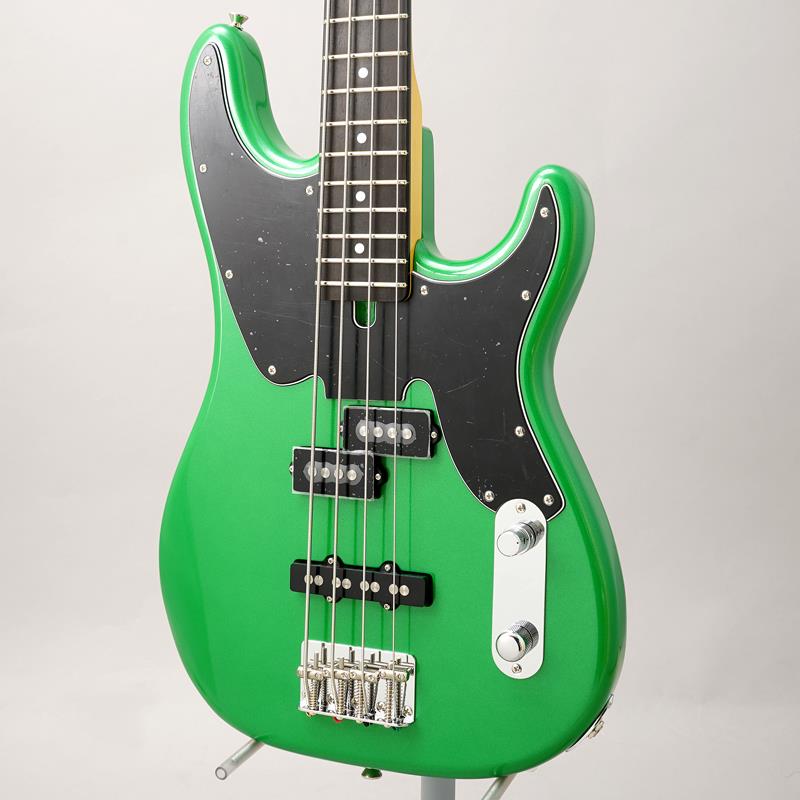 楽器種別：新品Moon/GROOVE MASTER 商品一覧＞＞Moon/新品 商品一覧＞＞ベース【240，000円〜460，000円】 商品一覧＞＞エレキベース/PBタイプ/Moon 商品一覧＞＞当店のベースは、出荷前に専門スタッフが検品・調整しているので安心です！Moon GM OKAMINE Model♯4.5 (LGM/E CR)商品説明THE BACK HORN 岡峰光舟 仕様激情型の詞と攻撃的なサウンドで人気を博す、4人組オルタナティヴ・ロックバンド「THE BACK HORN」。そのボトムを支えるベーシスト岡峰光舟（おかみね こうしゅう ）仕様のベースに5号機スタンダードモデルが登場！ 本人ドンズバ仕様の5号機GM-MB LGM/E CRの基になった、4号機のカラーをライムグリーンメタリック仕様にしたのが、この岡峰光舟4.5号機スタンダードモデルです。お見逃しなく！プレベ・スタイルのボディにテレキャスター・ベース・タイプのヘッドシェイプと個性的なルックスをもつこのベースは、アルダー・ボディにエボニー指板という岡峰モデルお馴染みのボディマテリアルを採用。パッシブ仕様でピックアップには骨太でパンチのある音が特徴であるOXALISのクォーターパウンドを搭載。ヴィンテージタイプのスパイラルブリッジや軽量なペグと相まって、プレイのニュアンスを最大限引き出すことが可能となっています。他モデルと同様、1弦側のジョイント部分を薄く、さらにホーン裏にもコンター加工を施し、ハイポジションでのプレイヤビリティをアップさせた仕様も健在です。ラッカー塗装ならではの楽器の鳴りがダイレクトに伝わる質感、図太くコシと芯があり、ヴァリエーション豊かなサウンドを弾き出すなど、正にシグネチャー・モデルの名に恥じない威風堂々とした仕上がりをみせる一本となっております。主にレコーディング用として使用されているコチラのモデルは、シンプルな仕様で、お求め易い価格となっている点も見逃せませんね。ファンの方はもちろん、現代的なロックベースをお探しの方にもオススメの一本です！商品詳細Body: Alder 2PNeck: MapleFingerboard : Ebony 22FPick Up: OXALIS PJ-QPControls : 2Vol， 1Tone (Passive)Bridge : SpiralPeg : Gotoh GS-528Finish : Nitrocellulose lacquerColor : Lime Green Metallicギグケース付属イケベカテゴリ_ベース_エレキベース_PBタイプ_Moon_GROOVE MASTER_新品 SW_Moon_新品 JAN:2510100204102 登録日:2016/08/27 エレキベース ムーン