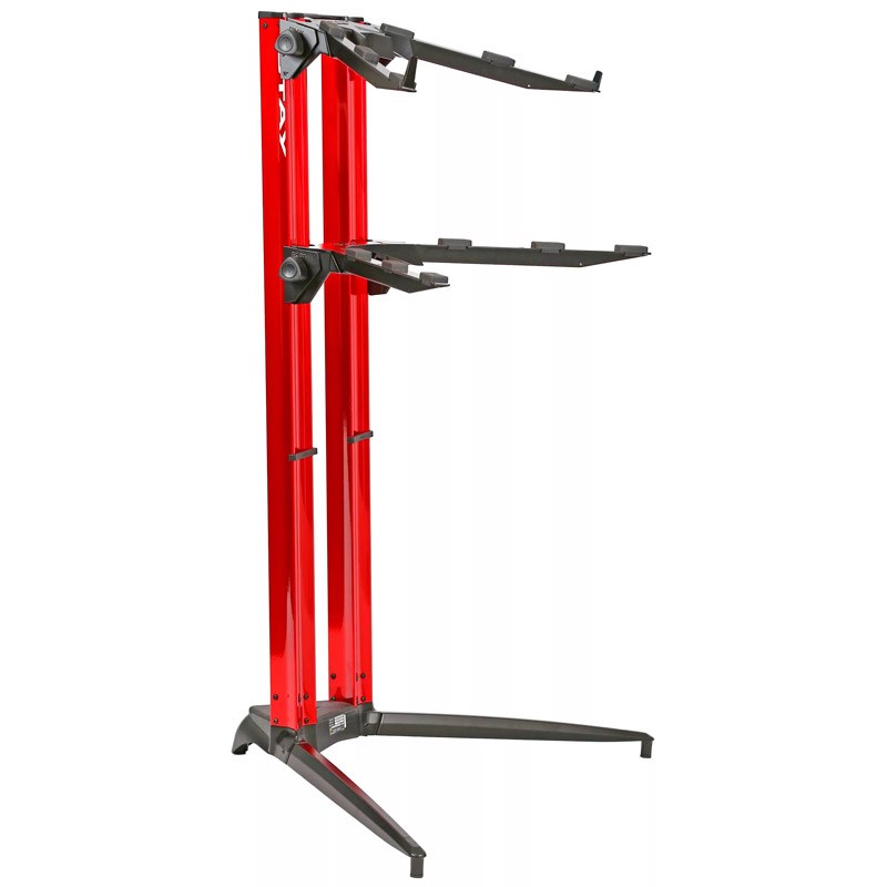 楽器種別：新品STAY/新品 商品一覧＞＞シンセサイザー・電子楽器【15，000円〜40，000円】 商品一覧＞＞シンセ・キーボードアクセサリ/キーボードスタンド/STAY 商品一覧＞＞鍵盤楽器買うなら、当店で！専門スタッフが迅速丁寧に対応します！STAY 1200/02 P RD キーボードスタンド商品説明【完全数量限定セール】STAYブランドの軽量キーボードスタンド「Slim 1100/02 CV」「Compact」「Tower 1300/02」「Piano 700/01」「Piano 1200/02」を対象に、国内在庫限りの処分セールを以下の通り実施いたします。※いずれも在庫限りの完全数量限定品となりますので、お早めにご検討ください。売り切れの場合はご了承ください。期間：2025年10月24日（金）? 在庫限り★Piano 1200/02 キーボードスタンド高精度な加圧射出成型技術によって実現した高品質なアルミニウム製キーボードスタンド88鍵デジタルピアノに対応した2段モデルPiano 1200/02は、88鍵デジタルピアノに対応した、軽量で非常に丈夫な2段キーボードスタンドです。2本のポールで、重量のあるキーボードをしっかりと受け止めます。独自の高精度な加圧射出成型技術によるアルミニウム製で、抜群の耐久性と軽量化を実現し、高い品質を誇ります。上段のアームは、快適な演奏姿勢を取れるよう10度の傾斜があり、キーボードだけでなく、ノートパソコンやミキサーなどの設置にも適しています。■仕様用途 キーボード / 周辺機器付属品 380 mmストレートアーム x 1式450 mmストレートアーム x 1式ケーブルクリップ x 1式ソフトケース高さ調整 最大1150 mm（88鍵までのキーボードに対応）耐荷重 最大130 kg（1組のアームあたり最大65 kg）素材 アルミニウムカラー ブラック、ブルー、ホワイト、レッド、グラファイト、シルバー質量 8．8 kgイケベカテゴリ_シンセサイザー・電子楽器_シンセ・キーボードアクセサリ_キーボードスタンド_STAY_新品 SW_STAY_新品 JAN:4534217778309 登録日:2023/07/23 キーボードアクセサリ