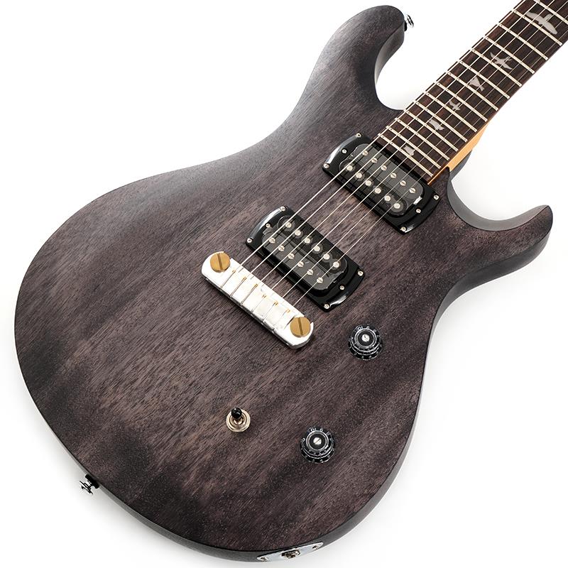 楽器種別：新品P.R.S./PRS SE SERIES 商品一覧＞＞P.R.S./新品 商品一覧＞＞エレキギター【50，000円〜105，000円】 商品一覧＞＞STタイプ/P.R.S. 商品一覧＞＞当店のギターは、出荷前に専門スタッフが検品・調整しているので安心です！P.R.S. SE CE 24 Standard Stoptail Satin (Charcoal)商品説明Professional Quality with Popular AppealSE CE 24 Standard Stoptail Satinは、歯切れのよい明瞭なアタック感を持つボルトオン構造に、オール・マホガニー・ボディを組み合わせることで、ウォームで輪郭のはっきりとしたサウンドを創出し、高いチューニングの安定性を誇るストップテイル・ブリッジを搭載したモデルです。薄いサテン・フィニッシュで仕上げられたマホガニー・ボディは芳醇な胴鳴りを生み出し、セミグロス・フィニッシュのメイプル・ネックは高いプレイヤビリティを実現。ピックアップはPRS 85/15 Sを搭載し、コイル・タップが可能なプッシュ/プル式のトーン・コントロールと組み合わせることによって、太く芯のあるハムバッカー・サウンドから、シャープで煌びやかなシングルコイル・サウンドまで幅広くカヴァーすることができます。ストップテイル・ブリッジによる安定したチューニングとシンプルなセットアップは、本モデルの大きな魅力のひとつでもあります。SE CE 24 Standard Stoptail Satinは、これからギターを始める方だけでなく、他を圧倒する高いコストパフォーマンス、そしてPRSが誇るデザイン、サウンド、プレイヤビリティを求めるギタリストにとって、最良の選択肢といえるでしょう。※画像はサンプルです。製品の特性上、杢目、色合いは個体ごとに異なります。商品詳細BODYBody Construction : SolidbodyBody Wood : MahoganyTop Carve Shallow : Shallow ViolinNECKNumber of Frets : 24Scale Length : 25Neck Wood : MapleNeck Construction : ScarfedTruss Rod : PRS Double-ActingNeck Shape : Wide ThinNeck Depth at the 1/2 Fret : 13/16Neck Depth at the 12 1/2 : Fret 57/64Neck Width at the Nut : 1 11/16Neck Width at the Body : 2 1/4Fretboard Wood : RosewoodFretboard Radius : 10Fretboard Inlay : Old School BirdsHeadstock Logo : Signature SENECK/BODY ASSEMBLENeck/Body Assembly Type : Bolt-OnHARDWAREBridge : PRS Stoptail w/ Brass InsertsTuners : PRS-Designed TunersHardware Type : NickelNut : PRSTruss Rod Cover : CEELECTRONICSTreble Pickups : 85/15 SBass Pickups : 85/15 SControls : Volume and Push/Pull Tone Control w/ 3-Way Toggle Pickup Switchギグバッグ付属イケベカテゴリ_エレキギター_STタイプ_P.R.S._PRS SE SERIES_新品 SW_P.R.S._新品 JAN:0825362243946 登録日:2025/12/30 ギター ピーアールエス エスイー