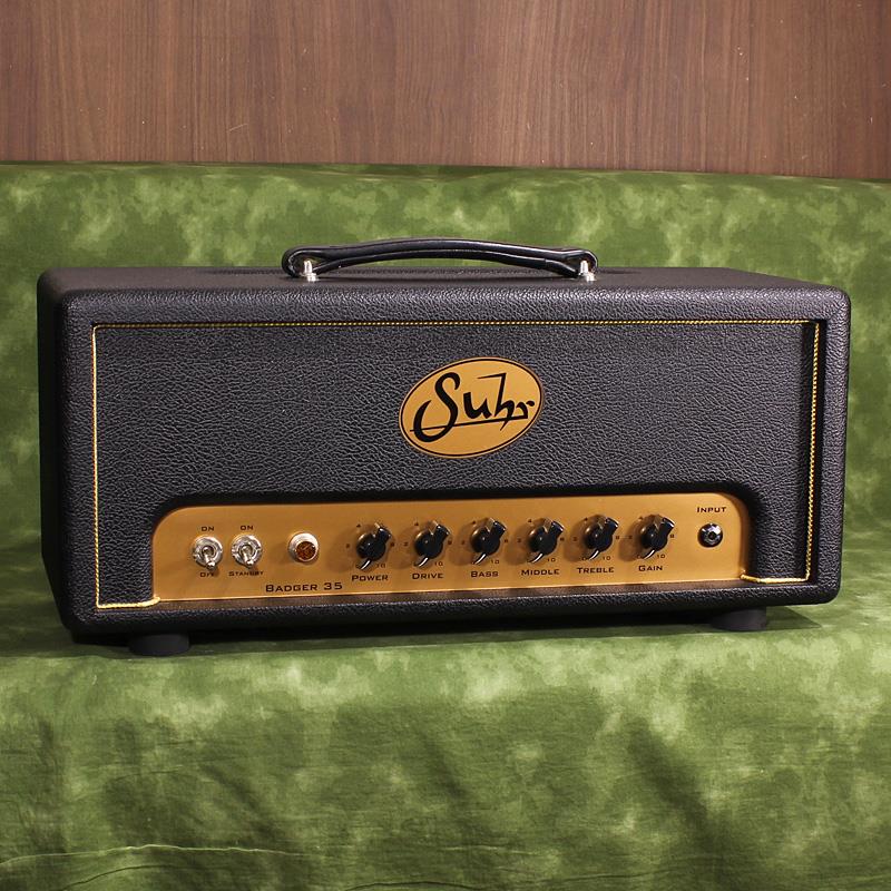 楽器種別：ユーズドSuhr Amps/ユーズド 商品一覧＞＞ギターアンプ・ベースアンプ【185，000円〜355，000円】 商品一覧＞＞ギターアンプ/ヘッド/チューブ/Suhr Amps 商品一覧＞＞安心してお買い物頂けるよう、ミニアンプもコンボアンプも丁寧梱包でお届けします！Suhr Amps USED 中古 Badger 35 Head商品説明Suhr Amp「Badger」シリーズの35Wヘッド正規品が中古で入荷！現在は製作されていない、クラシカルな趣をのこした旧デザインバージョンです。ギター業界の鬼才と言われるジョンサーが生み出したBodger 35。前作Bodger 18の直系サウンドで、よりボトムエンドが出て、音のレンジ感も広くなりましたが、EL84独特のチューブサチュレーションはしっかり残っていますので、ライブでも安定したサウンドをクリエイトする事が出来ます。ブリティッシュ系サウンドが好きな方にはもちろんですが、小型でしっかりした低音の出るアンプをお探しの方にもオススメ。もちろん直感でコントロールできるシンプル設計ですので、イメージ通りのサウンドが直ぐに得られる優れ物です。また、ライブ等での本格的な使用はもちろんのこと、ご自宅での使用でもフロントパネルの「Power」と「Drive」の調整によって、レスポンスのあるクリーン・クランチからエッジーに歪ませたドライブ・サウンドを小音量でもダイナミクスを損なわずに再生できます。様々なシチュエーションで良質なサウンドを奏でる事の出来る、心強い相棒になること間違い無しの一台です。動作良好の正規品です。外装は僅かにくすみや擦れが見られますが綺麗なコンディションが保たれております。付属品: アンプカバー◆SpecTubes : 12AX7 x3 / EL84 x4 35WControl : Power SW ， Standby SW ， Power ， Drive ， Bass ， Middle ， Treble ， GainSpeaker outputs : 4Ω， 8Ω， 16ΩDimensions : 54cm(幅) x 21cm(奥行き) x 24cm(高さ)Weight≒13.5kgイケベカテゴリ_ギターアンプ・ベースアンプ_ギターアンプ_ヘッド_チューブ_Suhr Amps_ユーズド SW_Suhr Amps_ユーズド JAN:2500070869227 登録日:2026/04/09 ギターアンプ サー Shur