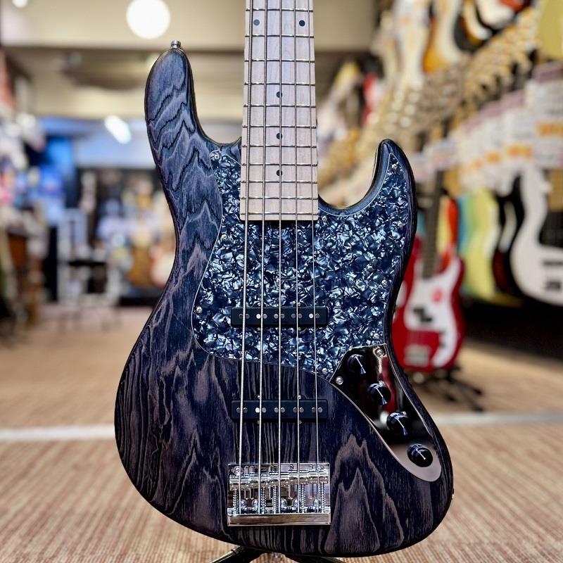 楽器種別：新品Sadowsky Guitars/MetroLine (Made In Germany) 商品一覧＞＞Sadowsky Guitars/新品 商品一覧＞＞ベース【380，000円〜710，000円】 商品一覧＞＞エレキベース/多弦ベース/Sadowsky Guitars 商品一覧＞＞当店のベースは、出荷前に専門スタッフが検品・調整しているので安心です！Sadowsky Guitars MetroLine 21-Fret Vintage J/J Bass 5st (SNB) [Ikebe 50th Anniversary Special Edition] #006086商品説明【イケベ楽器店創業50周年モデル】イケベスタッフがドイツ工場にて木材をセレクト＆オーダーした「サンドブラストフィニッシュ」採用のスペシャルエディション！Sadowsky × Warwick（製造/流通工場）× イケベの長年の信頼関係を元に、50周年特別企画として実現したスペシャルエディションモデルです。ドイツ製に移行以来、世界初のショップオーダーによるメトロライン（レギュラーシリーズ）モデルとなります。内部に空洞を持つ軽量なチェンバードボディ、ハムキャンセリング構造のJJピックアップ、トレブル/ベースブーストEQ＆バイパスを備えたアクティブサーキット、パッシブトーンコントロール、超軽量のチューナー（ペグ）、レスポンスの良さを生むブリッジ等のオリジナルパーツを搭載。ワイドレンジかつフラットで、プライヤーのタッチをレスポンス良く再現してくれる「鳴りの良いサウンド」と高いプレイヤビリティは、ステージ/REC等、現場直結の世界クラスのプロスペックサウンドを誇ります。既に高い評価を得ているドイツ製レギュラーシリーズであるメトロラインに、通常はスペック外のフィニッシュ「サンドブラスト」を施したスペシャル仕様です。微細な粒子を木材に吹き付けることにより表面を削り導管を立体的に加工し、更にその強調された導管を活かしたツートーンのカラーにてフィニッシュ。これはWarwickで極一部のモデルに採用されていたカスタムスペックで、世界的に注目されているWarwickイケベオーダーモデルでも数本しか製作されなかったレア仕様となります。通常モデルにはない個性的なルックスに仕上げつつも、従来のクオリティはそのまま（むしろ限定生産の為か、気合の入った作りが感じとれます）で、Sadowskyならではのサウンドをお楽しみ頂けます。もちろん重量、木目、質感など、ドイツ現地工場にて膨大な木材ストックの中からイケベスタッフが1枚1枚丁寧にセレクトいたしました。かねてからのSadowsky/Warwickとの強い信頼関係と、イケベ50周年という特別な機会により実現したモデル、是非ご体感ください。商品詳細Machineheads Sadowsky LightNut Sadowsky Just-A-Nut IIINeck Wood MapleFretboard MapleFingerboard Radius 12Scale length 34 (long scale)Width Nut 47.5 mm / 1.87Frets 21 Nickel Silver (w: 2.3 mm / h: 1.2 mm)Body Shape Sleek Undersized JBody Wood Swamp AshPickups Passive Sadowsky J-Style Hum Cancelling (60's Bridge Position)Electronics Active Sadowsky 2-Way Electronics + Vintage Tone ControlPot layout Volume / Balance / Vintage Tone Control (P/P) / Treble and Bass (stacked)Bridge system Sadowsky Bridge w/ Quick ReleaseStrap system S-Style Security LocksConstruction Bolt-OnHardware ChromeStrings Sadowsky Stainless Steel 045-135Sandblast Nirvana Black /Black Grain Trans. SatinWeight≒3.62kgギグケース付属イケベカテゴリ_ベース_エレキベース_多弦ベース_Sadowsky Guitars_MetroLine (Made In Germany)_新品 SW_Sadowsky Guitars_新品 JAN:4061688152630 登録日:2025/11/15 エレキベース サドウスキー メトロライン