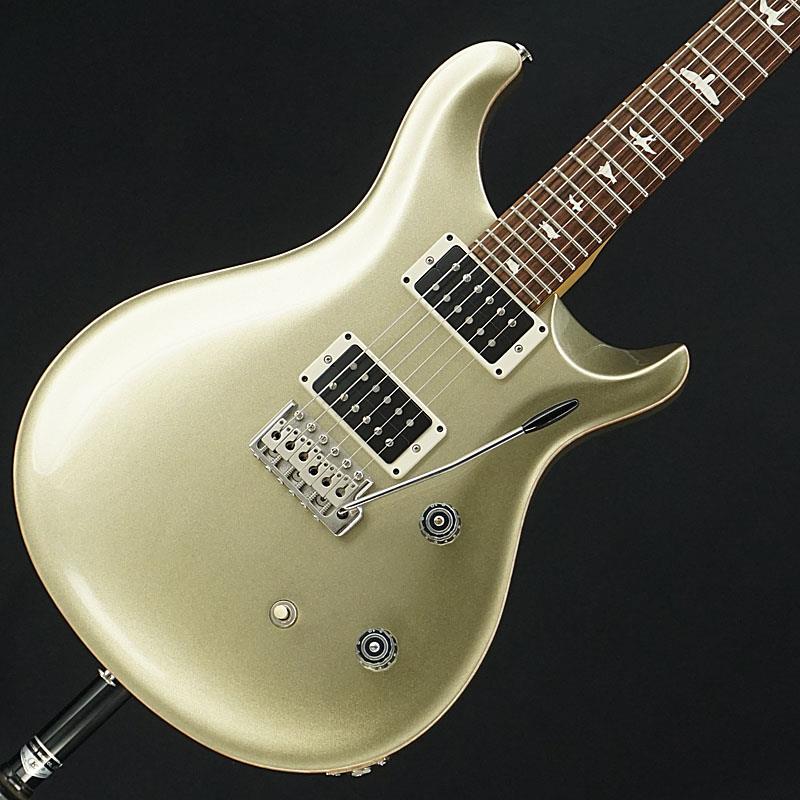 楽器種別：ユーズドP.R.S./BOLT-ON 商品一覧＞＞P.R.S./ユーズド 商品一覧＞＞エレキギター【155，000円〜295，000円】 商品一覧＞＞その他/P.R.S. 商品一覧＞＞当店のギターは、出荷前に専門スタッフが検品・調整しているので安心です！P.R.S. USED 中古 CE 24 (Champagne Gold Metallic) 【SN.247323】商品説明近年のミュージックシーンに於いて、絶大な支持を得ているポールリードスミス。2017年製、ボルトオン構造を採用したCE 24が入荷いたしました！1988年に発表されて以来、マホガニーセットネックとは別の系図で進化をしてきたCEシリーズ、2008年にカタログラインアップから姿をけして以来、復活を望む声は非常に多かったのですが、コスト的な問題も有り一部の限定モデルを除き生産されることはありませんでした。2016年のWinter NAMMで発表されたこちらのCE 24は、以前のCEシリーズを踏襲しつつもさらにコストパフォーマンスに優れた仕様となりました。Custom等と比較してやや浅めのアーチを持つメイプルトップに定番のマホガニーバックを組み合わせ、サテン二トロセルロースでフィニッシュされたメイプル製のネックをボルトオンジョイントすることにより、アタック感のあるサウンドを生み出します。イーストインディアン・ローズウッドが使用された指板には、PRSのトレードマークとも言えるバードインレイが施されております。ピックアップには30th Anniversary Modelに搭載されていた85/15が搭載されております。創業年の1985年と30周年の2015年の年号が入ったこのピックアップは、57/08、59/09等のヴィンテージトーンを意識したピックアップとは若干趣が異なり、モダンクラシックなキャラクターを目指して開発されたピックアップで、ハイエンド〜ローエンドまで広いレンジ感とパンチの効いた適度なパワー感を併せ持つ芳醇なサウンドのピックアップです。上記のような魅力的な仕様ながらもペグ、ブリッジ等をS2シリーズと共通のパーツとし、付属するケースをギグバックとする事により非常にコストパフォーマンスに優れたギターとなっております。Customとは違いNeck材にメイプルを採用し、ボルト・オン・ジョイント構造のCE。PRSの廉価版だと勘違いされやすいのですが、そのクオリティや生産行程は上位機種と全く変わらぬ見事な仕上がりです。もちろんケース、パーツ等で生産コストを下げているのは事実ですが、このCEはCustomと比較してシャープで立ち上がりの良いサウンドとなっています。個体状態といたしましては、ボディトップ・エッジ部の僅かな塗装欠けをはじめ、多少の細かな打ちキズやスリキズ、パーツのくすみ、ヘッドエッジ部のギターハンガーによる黒ずみが生じておりますが、フレットは8割程度の高さを残し、ネックまわりや電装系含め演奏面での支障はございませんので、これからも末永くお付き合いいただける1本としてお迎えいただけます。カスタムとはまた違うボルトオン構造ならではのアタックを持ったトーンが魅力的なCE、ぜひともこの機会をお見逃しなく！2017年製オリジナル・ギグケース＆タグ付属Weight≒3.39kg商品詳細Body.....Maple Top， Mahogany BackNeck.....Maple， Pattern ThinFretboard.....East Indian RosewoodFrets.....24Scale.....25Tuners.....PRS Low Mass LockingBridge.....PRS Patented Tremolo， MoldedHardware.....NickelPickups.....85/15 Bass & TrebleControls.....Volume， Tone (Push/Pull)， 3way Toggle SWイケベカテゴリ_エレキギター_その他_P.R.S._BOLT-ON_ユーズド SW_P.R.S._ユーズド JAN:2500010693967 登録日:2025/05/16 ギター ピーアールエス シーイー