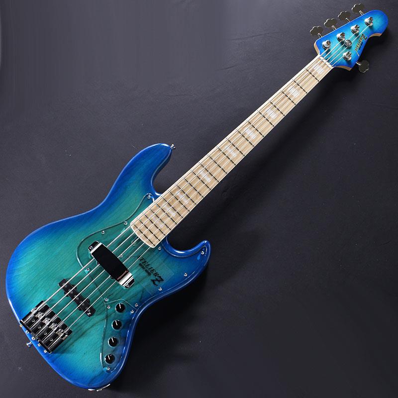 楽器種別：新品ATELIER Z/M Models 商品一覧＞＞ATELIER Z/新品 商品一覧＞＞ベース【275，000円〜525，000円】 商品一覧＞＞エレキベース/JBタイプ/ATELIER Z 商品一覧＞＞当店のベースは、出荷前に専門スタッフが検品・調整しているので安心です！ATELIER Z M#265 Custom (M.BLUE BST/M/MH) 【 × IKEBEオリジナルポーチプレゼント】商品説明【Atelier Z × IKEBEオリジナルポーチプレゼント】Atelier Z × IKEBE コラボレーションによるオリジナルポーチ（非売品）をプレゼント！ギグバッグのポケットに収納可能で、散らかりやすいレンチ等メンテグッズの収納に便利です！イケベでAtelier Zベース本体をご購入の方だけがゲットできるレアアイテム、この機会に「憧れのAtelier Z」をお探しください！対象商品：税込み30万円以上のATELIER Zベース本体購入でプレゼント※数量限定プレゼント品のため、無くなり次第終了となりますので予めご了承ください。※アウトレット品、セール品、リユース品/中古品、受注生産品など、一部商品は対象外の場合も御座います。----------------------------------------18mmピッチ仕様を採用するM#265のカラーオーダーモデル。プロ/アマ問わず数多のベーシストから、中でもスラッププレイに拘るベーシストから絶大な支持を集めるM(マグニチュード)。アトリエZの看板モデルというだけでなく、国産アクティブベースを代表するモデルと言っても過言ではない程の知名度を誇る、長年に渡りベーシストから愛されているモデルです。70's JBベースのスタイルを基にしつつ、アトリエZ独自のアイディアを随所に盛り込み製作される、細部までベーシスト目線に拘った完成度の高さが人気の秘訣となっています。本機はM#245モデルを基に34インチ仕様、18mm弦間ピッチで製作されるM#265、5弦仕様モデルです。質量豊富なアッシュボディを採用。ボディデザインにも現場の声が反映されており、非対称なJBシェイプながらもコントロール部側のシェイプを滑らかにすることで、スタンドに立てかけた際のスタンド滑りや転倒を極力避けるデザイン面で一工夫されています。オープンな響きをもたらす1ピースメイプルネックが当モデルでは採用されており、セル巻き＆ブロック・ポジションマーカーが施されています。豊富なサスティーンと充実したアタック感をもたらすオリジナルブリッジは、一世を風靡したバダスブリッジを摸しています。また、3mm厚のクリアピックガードを採用する事で、弦とピックガード間の距離を狭く設定しており、ハーフカットされたピックアップフェンスの搭載とあわせ、スラップ時のサムピング＆プルの安定性をもたらせています。程好いテンション感と低めにセットアップされた弦高設定による、Tuning Z Systemは滑らかな演奏性も実現する等、プレイヤーライクな仕様、調整が随所に行き届いたプレイアビリティもロングセラーの秘訣でしょう。ローアクションセッティングでも腰砕けにならない、芯、コシの強いサウンドを得ており、様々なアンサンブル、ジャンルでもしっかりと存在感を示す低音を弾き出します。プリアンプは、お馴染みBartolini/XTCTを搭載。芳醇なベース本体の鳴りをしっかりと活かしたうえで、さらに積極的な音作りを可能にします。アクティブ使用時にはボトムの太いロックな低音から、EQをグッと持ち上げてのドンシャリなスラップサウンドまで多彩なサウンドを創出します。また、楽器自体にも豊富な質量をそなえた芳醇なサウンドにより、パッシブ使用時にも倍音豊かで弾力のある低音を創出するなど、様々なプレイスタイルや音楽ジャンルにフィットします。本機はブランドのアニバーサリーモデルでも度々採用されるマリンブルーバーストのマッチングヘッドにてオーダー。シンプルスペックながらも華やかさを感じられる1本に仕上がっています。一聴してそれと分かる個性豊かなサウンドは勿論、製品品質コントロールもしっかりと管理されている当工房ベースならではの安心感も多くのベーシストを虜にする理由の一つ。ステージやレコーディングでも存在感を放つ、本格派モデルをこの機会に是非、手にしてみては。Weight: ≒4.85kgS/N: #042476商品詳細[Neck]Scale: 34inch(864mm)Neck Material: Maple1PFingerboard Material: MapleFingerboard Radius: 400RFret Size: W2.7mm/H1.0mmFrets: 21 FretsNut Material: BoneNut Width: 47.5mmFinish: Fingerboard&Head top/Gloss，Neck back/Mat[Body]Body Material: Ash 2Pc.Body Shape: JB M Type (Original J Body)Body Finish: Gross[Hardware]Tuningkey: GOTOH GB528Bridge: ATELIER Z BB518(18mm space)Finish: ChromePickguard: Acrylic Clear 3mmControl panel: Acrylic Clear 3mmPickup Fence: ATELIER Z ZPF-4500 CRControl Knobs: ATELIER Z ZAK-1500Neck Plate: ATELIER Z 4 Point PlateStrings: ATELIER Z Stainless Steel Strings SPS-4700 (.45 .65 .85 .105 .125)[Electronics]Pickups: ATELIER Z JBZ-5/18Px2Preamp: Bartolini XTCT+Spectrum BoostControls: M-Vol， BAL， M-Tone/sw(ActiveON/OFF)，TrebleBoost/BassBoost※Middle cut includedColor: M.Blue BST MH(Marine Blue Burst-Matching headstock)ギグケース付属イケベカテゴリ_ベース_エレキベース_JBタイプ_ATELIER Z_M Models_新品 SW_ATELIER Z_新品 JAN:4562211297601 登録日:2026/09/15 エレキベース アトリエ アトリエZ アトリエゼット