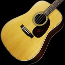 楽器種別：新品アコースティックギター/MARTIN 商品一覧＞＞アコースティックギター/MARTIN/Dreadnought (ドレッドノート) 商品一覧＞＞アコースティックギター【285，000円〜535，000円】 商品一覧＞＞アコギ買うなら、当店で！出荷前の検品・調整はもちろん、丁寧梱包でお届けします！MARTIN D-28 Standard商品説明クリス・マーティン4世に「私の祖父と父、それぞれの時代両方のD-28から最高の特徴を引き出した」と言わしめた新たなD-28！1930年代初頭から製造され、マーティンを代表するギターにしてアコースティックギター界の絶対的スタンダードのひとつ「D-28」が2017年、大幅リニューアルいたしました！■従来の仕様からの変更点・ブレイシングをフォワードシフテッドする事で、よりトップが振動し繊細なトーンに。・ネックをやや幅広で薄型のPAシェイプにすることで、演奏性が抜群に向上。「鳴らし易く」なりました。・トップのカラーをやや濃くし、ピックガードを鼈甲柄に、ペグをオープンバックにすることでヴィンテージライクなルックスに。アコースティックギターの代名詞のようなその見た目は、長年にわたりプロ・アマ問わず世界中のミュージシャンに愛され。そのサウンドは誰しも一度はライブで音源で聞いた事のある、正にマスターピースという存在になっているD-28。ボディの材質はトップにシトカ・スプルース、サイドバック材にはインディアン・ローズウッドという組み合わせで、正に歴史を作った組み合わせ。数多のメーカーやモデルにて採用されており、アコースティックギター界の標準ともいえる組み合わせ。その王道の組み合わせにて長年の研究やノウハウの蓄積と技術によって、マーティンにしか出せない珠玉のトーンを奏でます。ボディシェイプはドレッドノートと名付けられ、今日では不動の人気を誇るボディシェイプ。力強い低音と倍音豊かなサウンドが持ち味で、包み込まれるような響きが特徴です。ネックはセレクトハードウッドとエボニー指板の構成で製作されており、新たにナット幅を44.5mm仕様に設定したことによって、現代的な演奏スタイルにも対応できるナット幅と薄めのグリップ厚で構成されており、ストロークスタイルは勿論フィンガースタイルにも対応が出来る仕様になっております。ボディトップの色合いもやや黄色味ががった着色がなされており、ピックガードのべっ甲柄・オープンタイプのペグと相まって、ヴィンテージも意識したルックスになっています。ここまで大幅に仕様を変更した事は長い歴史でも少なく、マーティン社の自信と熱意が伺えます。よりモダンなスタイルへの適応性を得て進化をした新しい世代のD-28を是非お試しください！※画像はサンプルです。製品の特性上杢目は一本一本異なります。商品詳細Top : Solid Sitka SpruceBack Material : Solid East Indian RosewoodSide Material : Solid East Indian RosewoodNeck Material : Select HardwoodNeck Shape : High Performance TaperFingerboard Material : Solid Black EbonyScale Length : 25.4（645.2mm）Fingerboard Width at Nut : 1 3/4'（44.5mm）Bridge Material : Solid Black EbonyTuning Machines : Nickel Open GearPickguard : Faux Tortoiseハードケース付属イケベカテゴリ_アコースティック／エレアコギター_アコースティックギター_MARTIN_Dreadnought (ドレッドノート)_新品 JAN:0729789544627 登録日:2021/04/29 アコースティックギター アコギ マーチン マーティン