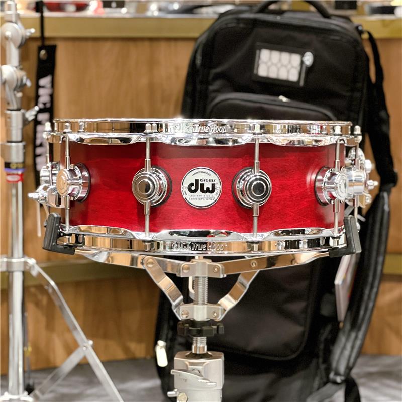 楽器種別：新品dw/新品 商品一覧＞＞ドラム【85，000円〜165，000円】 商品一覧＞＞スネアドラム/dw 商品一覧＞＞安心してお買い物頂けるよう、スネアもシンバルも丁寧梱包でお届けします！dw DRS00514SSC106 [Collector's Pure Maple Snare Drum 14×5 / Satin Cherry]商品説明※こちら店頭にて試奏を解禁しております個体となりますため、打痕汚れや指紋汚れなどの使用感がございます。何卒ご了承下さいませ。【Collector's Pure Maple】明るくヌケの良いサウンドを持つ、DWを代表するシリーズである「Collector's Pure Maple」。「VLT（バーチカルローティンバー）シェル」は、縦方向のプライをテンションの掛かりにくい位置に組んだシェルで、通常のシェルよりもピッチが低くなり、ローチューンサウンドでありながらサスティーンとアタックの効いたサウンドが得られます。ハードウェアには、プレスフープのオープンな鳴りを確保しながら鋭いアタックも得られる 3mm厚の「True Hoop」、磁力によってスイッチを固定する「MAG Throw Off」、ワンタッチでスナッピーのテンションを 5段階調整できる「5P Butt Plate」を装備。また、従来のTrue-Pitchテンションロッドよりさらに目を細かくすることでより繊細なチューニングを可能にする「True Pitch 50」など、機能面にも DW独自のアイデアが盛り込まれています。＜スペック＞サイズ：14×5シェル：11ply Maple，VLTフィニッシュ：Satin Cherryフープ：True Hoop 10-holeストレイナー：MAG Throw Offバット：5P Butt Plateテンションボルト：True Pitch 50パーツカラー：Chrome付属品：ソフトケースイケベカテゴリ_ドラム_スネアドラム_dw_新品 SW_dw_新品 JAN:0647139678269 登録日:2026/08/25 スネア スネアドラム