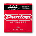 楽器種別：新品エレキ弦/Dunlop (Jim Dunlop) 商品一覧＞＞エレキ弦【〜5，000円】 商品一覧＞＞品揃え豊富な当店なら弦、パーツ、ケーブルなどのアクセサリーがまとめて揃います！Dunlop (Jim Dunlop) Jim Root String Lab Series Guitar Strings (12-64/Drop A) [JRN1264DA]商品説明スリップノットのギタリスト、ジム・ルートのシグネチャー弦がついに登場！長年ダンロップ弦の愛用者として知られるジムが厳選したセットは、ドロップA、ドロップBの2種類のセットをラインナップ。ジムのサウンドにバランスとハイエンドの透明感を与え、高速なリフや複雑なメロディーを奏でる時も、ヌケの良さとチューニングの安定性を維持します。ジム・ルートのようなダウンチューニングを主体とするギタリストは、安定したチューニングと激しいピッキングに耐える弦が必要です。彼は、まさにそのような弦を求めダンロップを訪れました。ジムは、最高のパフォーマンスを実現するため各ゲージと芯線のサイズを厳選しました。「この弦は、自分のサウンドを出すために必要なものを与えてくれ、どんな演奏でも快適に演奏できるんだ」とジムは語ります。「ハイエンドの透明感を長く保ち、次に弦を交換するまで本当に安定しているんだ」商品詳細JRN1264Gage name: Drop AE-B-G-D-A-E12-16-20p-38-48-64イケベカテゴリ_弦・アクセサリー・パーツ類_エレキ弦_Dunlop (Jim Dunlop)_新品 JAN:0710137127227 登録日:2022/09/15 エレキギター弦 ギター弦 エレキ弦 ダンロップ ジムダンロップ ジムダン