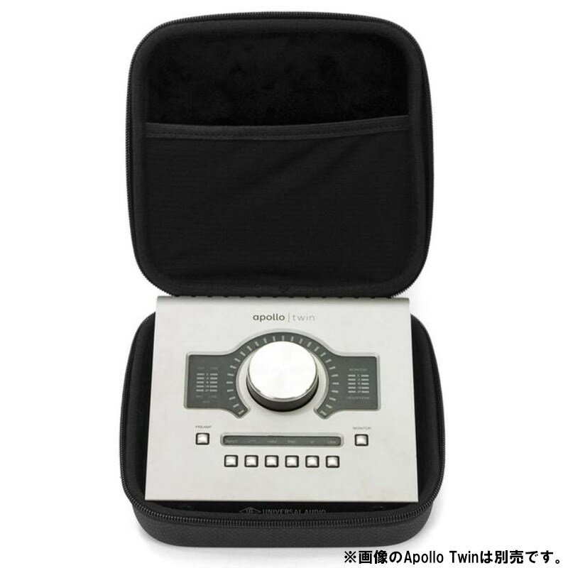 楽器種別：新品その他DAW／DTM関連アイテム/Analog Cases 商品一覧＞＞その他DAW／DTM関連アイテム【5，000円〜10，000円】 商品一覧＞＞レコーディング機器買うなら、当店で！専門スタッフが迅速丁寧に対応します！Analog Cases Universal Audio Apollo Twin 専用 セミハードケース商品説明■Apollo Twinのために設計されたセミハードケースApollo twinの寸法に合わせて設計されたこのケースは、外面は防水対応の素材、そして内面にはベロア素材で優しく本体のギアを包み込みます。 そして持ち運びに重要なケーブルの収納スペースも確保。・対応：Audio Apollo Twin/Apollo Twin MKII/Apollo Twin Duo/Apollo Twin X・Apollo twinを優しく守る柔らかいベルベット素材をインナーに採用・スーツケースやバックパックに収まりやすい軽量でコンパクトなサイズ ( 内寸 幅 17.78 cm × 奥行き 17.15 cm× 高さ 6.99 cm， 重さ 200g)・衝撃に強い設計：高級感がある防水性の合成皮革（セミハード）ケーブル・アダプター収納用メッシュポケット付き・本体と付属ケーブル収納のコツ：1.Apollo twin本体の上部をケース手前に置く2.電源アダプターはコードを巻き付けず、電源アダプターとコードを離して厚みが出ないようにメッシュ下部に収納3.次に電源ケーブルは電源アダプターの上に収納4.最後にサンダーボルトケーブルをメッシュの上部へ収納イケベカテゴリ_DTM_その他DAW／DTM関連アイテム_Analog Cases_新品 JAN:2500140007092 登録日:2023/06/07 アナログケーシーズ