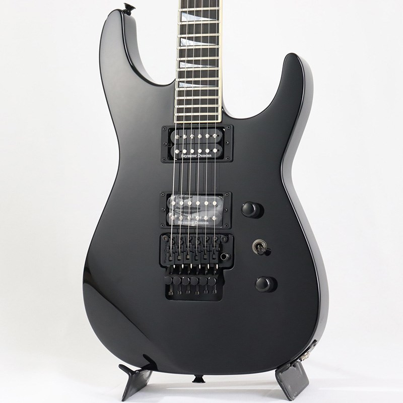 楽器種別：アウトレットエレキギター/Jackson USA 商品一覧＞＞エレキギター【385，000円〜720，000円】 商品一覧＞＞当店のギターは、出荷前に専門スタッフが検品・調整しているので安心です！Jackson USA USA Select Soloist SL2H (Gloss Black/Ebony) [SN.U28156] 【特価】商品説明ボディサイドに打痕がある為1本限りの超特価！本家、良質な木材を使用したMade in USAのHR/HMには欠かせないブランドJackson！USA製のJacksonは工場で生産されているものの、直接の加工・組み込みに携わっている職人は少なく、工房レベルの人数で製作されています。これにより品質の安定性の確保とJackson魂がこめられた商品が完成するのです！USA製ならではのクウォーターソン(柾目)・ハードロックメイプル・スルー材に、アルダーをボディ裏面に接着した2プライスルーネック構造。ボディサイドのウイング材もバック材同様のアルダーを使用。これにより通常のスルーネックと違い、スルーネック材のメイプルをアルダー材で包み込むようなボディ構造となるので、USAならではの素晴らしいボディ鳴りに仕上がります。ジャクソンと言えばコンコルドヘッドシェイプ！このヘッド材とスルーネック材はローポジションで※スカーフジョイントされ、ネック強度に優れた加工が成されております。もちろん指板には※コンパウンドラディアスを採用。ハイポジションの演奏性を高める為、ヒールカットされております。ヘドロゴはマザーオブパール貝を使用し、印象的なシャークフィン指板インレイも同様の貝を使用しています。ブリッジへはフロイドローズ・オリジナルを装備。フロイドローズブリッジを搭載しながらも一味違うパワフルな生音を生み出しております。過激なアーミングにも安定したチューニングを発揮。ピックアップはSeymour Duncanピックアップを2基搭載した2H仕様。王道のJB&59セットですが、ボディ鳴りによる中低域に特化しつつも、アンプセッティングで表情を変えるサウンドを出力。良質な木材と確かな組み込みが成されることにより、スルーネック特有の素晴らしいサスティーン。これぞまさにMade in USA！Jacksonギターの中でもフラッグシップモデルのSLモデルは演奏性とルックスを最小限のカタチで表現されたモデル。大変入荷数の少ないモデルとなりますのでご検討はお早めに！※スカーフジョイントネック: スルーネック材を1フレット付近で、2段階に分けて接着することでネック強度が増し、薄いネックシェイプでも反りに強くなります。※コンパウンドラディアス: 指板アールを0フレット12Rから指板エンド部16Rに仕上げる事により、ネックグリップ上のいずれのポジションでも同一の演奏性を確保することが可能。商品詳細Weight≒3.65kgNeckFingerboard Material：EbonyFingerboard Radius：12-16 Compound Radius (304.8 mm to 406.4 mm)Headstock：Jackson Pointed 6-In-LineNeck Construction：Neck-Through-Body with Scarf JointNeck Finish：GlossNeck Material：Quartersawn MapleNumber of Frets：24Nut Material：Floyd Rose Original LockingNut Width：1.6875 (42.86 mm)Position Inlays：Mother of Pearl SharkfinTruss Rod Nut：Truss Rod Adjustment at NutBodyBody Material：AlderBody Finish：Gloss PolyesterBody Shape：SoloistHardwareBridge：Floyd Rose Original Double-Locking TremoloControl Knobs：Dome-StyleHardware Finish：BlackNeck Plate：NoneStrap Buttons：StandardStrings：Nickel Plated Steel (.009-.042 Gauges)Switch Tip：BlackTremolo Arm：Floyd Rose OriginalTuning Machines：Jackson Sealed Die-CastElectronicsBridge Pickup：Seymour Duncan JB TB-4Neck Pickup：Seymour Duncan '59 SH-1NPickup Configuration：HHControls：Volume， TonePickup Switching：3-Position Toggle:Position 1. Bridge PickupPosition 2. Bridge and Neck PickupsPosition 3. Neck Pickupハードケース付属イケベカテゴリ_ギター_エレキギター_Jackson USA_アウトレット JAN:0717669185305 登録日:2024/03/11 エレキギター ジャクソン