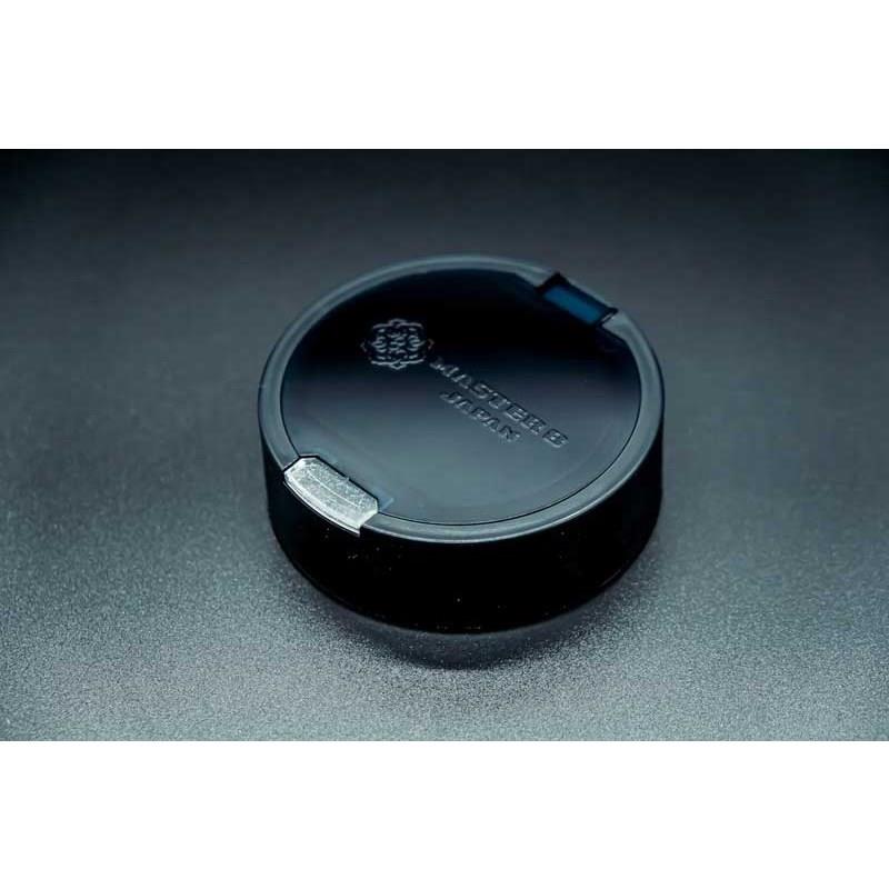 楽器種別：新品MASTER8 JAPAN/新品 商品一覧＞＞楽器アクセサリ【〜5，000円】 商品一覧＞＞ピック/MASTER8 JAPAN 商品一覧＞＞品揃え豊富な当店なら弦、パーツ、ケーブルなどのアクセサリーがまとめて揃います！MASTER8 JAPAN 【先取り大特価セール】 ELC EASY LOCK GUITAR PICK CASE [ピックケースのみ]商品説明One Push， Easy Lock， Portability.ステージやスタジオ、楽曲制作デスクの上など様々な場所で効率的にピックを管理し、モチベーションを高めてくれる最高のケースが完成しました。開発にあたってケースの開閉方法に着目。演奏中でも片手でストレスなく取り出しが出来るよう、ワンプッシュ方式を採用。リハーサルやライブ中、ヘッドアンプの上などで使用する際、暗闇での視覚性を高めるため、開閉ボタンに蓄光素材を使用しています。ペダルボードへの固定を想定し底面はフラットに設計。誤まって開くことを防ぐため、強く押し込む事で開閉する機構を研究しました。取り出し口の口径もピックのサイズ感に合わせた設計となっています。■演奏中でも片手で開閉が可能なイージーロック設計■エフェクターボードへの収納を想定して底面をフラットに設計■開閉ボタンはステージなどでの視覚性を高めるため蓄光素材を採用直径：約8cm高さ：約2.4cmイケベカテゴリ_楽器アクセサリ_ピック_MASTER8 JAPAN_新品 SW_MASTER8 JAPAN_新品 JAN:4582490222385 登録日:2025/10/13 ピック ギターピック マスター8
