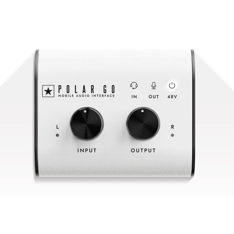楽器種別：新品Blackstar/新品 商品一覧＞＞ギターアンプ・ベースアンプ【5，000円〜20，000円】 商品一覧＞＞その他周辺機器/Blackstar 商品一覧＞＞安心してお買い物頂けるよう、ミニアンプもコンボアンプも丁寧梱包でお届けします！Blackstar POLAR GO商品説明Polar Go　どこへでも持ち運べるオーディオインターフェースPolar Go は、サウンドにこだわるクリエイターのための、オールインワン型ポータブルオーディオソリューションです。内蔵の充電式バッテリーにより、最大4時間の使用が可能で、プロフェッショナルな音声をいつでも、どこでも録音できます。シンガーソングライター、ポッドキャスター、YouTuber、ライブストリーマーなど、あらゆるクリエイターに対応し、よりクリアで豊か、かつプロフェッショナルなサウンドで、あなたのコンテンツを一段と際立たせます。スタジオや専門知識は不要。スマートフォンに接続するだけで、すぐに制作が始められます。Polar Go の中心には、Blackstar独自のProCapture(TM) ステレオマイクロホンが内蔵されており、スマートフォン内蔵マイクを遥かに凌駕するディテールと奥行きのあるサウンドを実現します。外部マイクや複雑なセットアップは不要。本体を設置するだけで、演奏や収録内容をクリアかつ立体的にキャプチャします。XLR/インストゥルメント入力コンボ端子、+48Vファンタム電源、デュアルUSB-Cポート（充電およびデータ転送用）を備えたPolar Goは、iOS、Android、macOS、Windowsとシームレスに連携する完全モバイル型オーディオソリューションです。どこにいても、プロフェッショナルな音質を手軽に実現します。【外出先でもプロスタジオクオリティのサウンド】ProCapture(TM)を搭載した内蔵ステレオマイクとプロ仕様の入力端子【瞬時に高音質へ】スマートフォンの音質からプロフェッショナルなサウンドへ即座に変換【あらゆるデバイス・アプリに対応】iOS、Android、Mac、Windows、GarageBand、BandLab、Zoomなどに対応【Polar Go アプリ】動画撮影、簡単プリセット、インテリジェントな「Magic Wand」ツール搭載【簡単にフォロワーや視聴者へシェア】TikTok、Twitch、Instagramライブ、Facebookライブ、YouTubeライブにクリアな音質で直接配信可能【完全ポータブル設計】バッテリー駆動（最長4時間使用可能）主な仕様・内蔵ステレオ ProCapture(TM)マイク ・コンボXLR / 1/4インチ入力（マイク／ライン／楽器対応）・+48Vファンタム電源スイッチ搭載・USB-C給電 & バッテリー駆動（最大4時間使用可能）・デュアルUSB-Cポート搭載（電源とデータを同時処理可能）・3.5mmヘッドホン出力 大音量＆高解像度モニタリング・iOS、Android、macOS、Windows対応・GarageBand、BandLab、Zoom、その他主要録音アプリに対応・Polar Goアプリ（iOS/Android/macOS/Windows）イケベカテゴリ_ギターアンプ・ベースアンプ_その他周辺機器_Blackstar_新品 SW_Blackstar_新品 JAN:0845644009145 登録日:2025/08/20 ギターアンプ ブラックスター