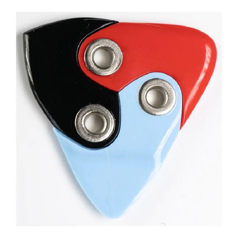 楽器種別：新品BLACK MOUNTAIN PICKS/新品 商品一覧＞＞楽器アクセサリ【〜5，000円】 商品一覧＞＞ピック/BLACK MOUNTAIN PICKS 商品一覧＞＞品揃え豊富な当店なら弦、パーツ、ケーブルなどのアクセサリーがまとめて揃います！BLACK MOUNTAIN PICKS Black Mountain Asteroid Guitar Pick-Pack of 3 (3枚セット)商品説明※お取り寄せ商品※〈Introducing the Asteroid Guitar Pick！〉アステロイド・ピックは、演奏中にピックを回転させることで、簡単に3種類のプレイを実現できる画期的なピックです。ブルーピックはフレキシブルでコード演奏に、レッドピックはラウンドチップでフルボディのサウンド、ブラックピックは鋭いチップでスピードピッキングに最高です。バラードを奏でるときも、ハードにギターソロを弾く時も、瞬時に変えることができます。通常のギター・ピックと同じサイズで持ちやすく、金属製の丸い止め金具が優れたグリップ面を提供します。Asteroid は小惑星を意味します。その形と回転する様子からネーミングされました。〈STATS〉◆Blue Tip - 0.6mm， Nylon：ナイロン柔軟性があり、明るい音色。ストラミングに最適です。◆Red Tip - 1.5mm， Acetal：アセタール硬くて耐久性のある素材です。チップに丸みを持たせ深みのあるフルボディの音色が 特徴。◆Black Tip - 1.5mm， Ultem：ウルテム爪やべっ甲に近いとされている素材です。シャープで摩擦の少ないチップで、アタックが強く速いソロ演奏向けです。Made in CANADA〈The Asteroid pick was invented by a guitar teacher， Cole McBride. 〉アステロイド・ピックは、カナダのギターの先生である Cole McBride によって考案されました。Coleは、Django Reinhardt ：ジャンゴ・ラインハルト（伝説のジプシー・スウィングの創始者として知られる、ベルギーのジャズギターリスト）が使っていた3つの異なる先端を持つピックの古い写真にインスパイアされ、アステロイドピックの開発に着手しました。そして、3-in-1ピックについて研究し、世界初の3つの素材を使用したギター・ピックを思いつきました。長い時間をかけて何百もの試作品を作り、プロ・ミュージシャンからの貴重なフィードバックを経て、ようやくアステロイド・ピックが完成しました。〈Transform your sound!〉サウンドのトランスフォーム！アステロイド・ピックがあれば、曲の途中で素早く持ち替えて、演奏している音楽の雰囲気に合わせることができます。柔軟性のあるブルー・チップでコードをかき鳴らし、丸みのあるレッド・チップでソウルフルなメロディーを奏で、そして先のとがったブラック・チップに持ち替えて、ハードなギター・ソロを奏でると想像してみてください。アステロイドは、あなたの演奏の可能性を広げてくれるでしょう。初心者の方にも、ピックの選択によってギターのサウンドとフィーリングが劇的に変化することを理解していただけると思います。アステロイド・ピックを使って新たな音楽のインスピレーションを得てみてはどうでしょうか。※3点セットになりますイケベカテゴリ_楽器アクセサリ_ピック_BLACK MOUNTAIN PICKS_新品 SW_BLACK MOUNTAIN PICKS_新品 JAN:4580633372591 登録日:2025/08/06 ピック ギターピック