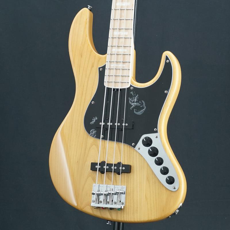楽器種別：ユーズドGrass Roots/ユーズド 商品一覧＞＞ベース【25，000円〜50，000円】 商品一覧＞＞エレキベース/JBタイプ/Grass Roots 商品一覧＞＞当店のベースは、出荷前に専門スタッフが検品・調整しているので安心です！Grass Roots USED 中古 G-AMAZE (Vintage Natural)商品説明GrassrootsよりフラグシップモデルAMAZE！ボディは定番のタモ、ネックはハードメイプル組み合わせでブロックポジションと白バインディングが巻かれています。ボディは一般的なJBタイプよりもスリムになっており、高いプレイアビリティとなっております。スケールはベースでは一般的なロングスケール。ブリッジはトラディショナルなタイプですが、弦をボディバックからも張る事が可能で、お好みのテンション感でお使いいただけます。Master Volume， PU Balancer， 3 Band EQのコントロール構成となっており、幅広いサウンドメイクが可能となっております。細かな擦り傷や僅かな打痕がございますが、演奏上問題無くお使いいただけます。トラスロッドの余裕もあり、ネックコンディションは良好です。Weight≒4.45kg付属品：汎用ソフトケースイケベカテゴリ_ベース_エレキベース_JBタイプ_Grass Roots_ユーズド SW_Grass Roots_ユーズド JAN:2500030818104 登録日:2026/01/10 エレキベース グラスルーツ