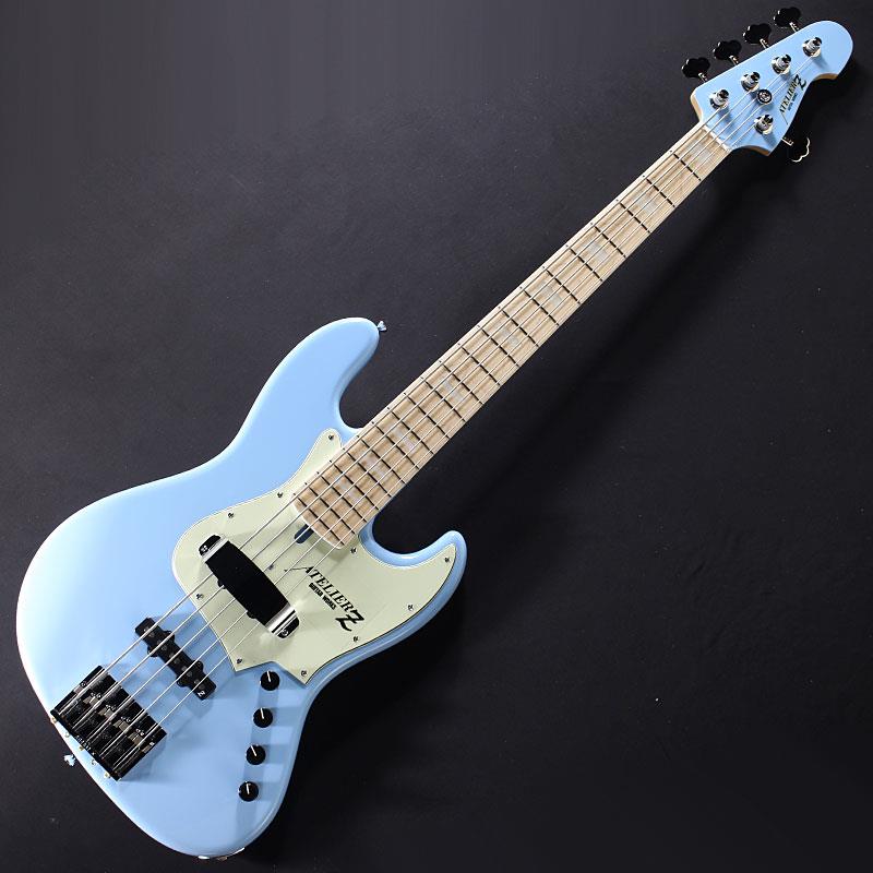 楽器種別：新品ATELIER Z/M Models 商品一覧＞＞ATELIER Z/新品 商品一覧＞＞ベース【275，000円〜525，000円】 商品一覧＞＞エレキベース/JBタイプ/ATELIER Z 商品一覧＞＞当店のベースは、出荷前に専門スタッフが検品・調整しているので安心です！ATELIER Z M#265 Custom (SOB/M/MH)商品説明18mmピッチ仕様を採用するM#265のカラーオーダーモデル。プロ/アマ問わず数多のベーシストから、中でもスラッププレイに拘るベーシストから絶大な支持を集めるM(マグニチュード)。アトリエZの看板モデルというだけでなく、国産アクティブベースを代表するモデルと言っても過言ではない程の知名度を誇る、長年に渡りベーシストから愛されているモデルです。70's JBベースのスタイルを基にしつつ、アトリエZ独自のアイディアを随所に盛り込み製作される、細部までベーシスト目線に拘った完成度の高さが人気の秘訣となっています。本機はM#245モデルを基に34インチ仕様、18mm弦間ピッチで製作されるM#265、5弦仕様モデルです。質量豊富なアッシュボディを採用。ボディデザインにも現場の声が反映されており、非対称なJBシェイプながらもコントロール部側のシェイプを滑らかにすることで、スタンドに立てかけた際のスタンド滑りや転倒を極力避けるデザイン面で一工夫されています。オープンな響きをもたらす1ピースメイプルネックが当モデルでは採用されており、セル巻き＆ブロック・ポジションマーカーが施されています。豊富なサスティーンと充実したアタック感をもたらすオリジナルブリッジは、一世を風靡したバダスブリッジを摸しています。また、3mm厚のクリアピックガードを採用する事で、弦とピックガード間の距離を狭く設定しており、ハーフカットされたピックアップフェンスの搭載とあわせ、スラップ時のサムピング＆プルの安定性をもたらせています。程好いテンション感と低めにセットアップされた弦高設定による、Tuning Z Systemは滑らかな演奏性も実現する等、プレイヤーライクな仕様、調整が随所に行き届いたプレイアビリティもロングセラーの秘訣でしょう。ローアクションセッティングでも腰砕けにならない、芯、コシの強いサウンドを得ており、様々なアンサンブル、ジャンルでもしっかりと存在感を示す低音を弾き出します。プリアンプは、お馴染みBartolini/XTCTを搭載。芳醇なベース本体の鳴りをしっかりと活かしたうえで、さらに積極的な音作りを可能にします。アクティブ使用時にはボトムの太いロックな低音から、EQをグッと持ち上げてのドンシャリなスラップサウンドまで多彩なサウンドを創出します。また、楽器自体にも豊富な質量をそなえた芳醇なサウンドにより、パッシブ使用時にも倍音豊かで弾力のある低音を創出するなど、様々なプレイスタイルや音楽ジャンルにフィットします。本機は当店よりオファーしたカラーオーダーモデル。ソニックブルーのマッチングヘッドに組み合わされるのはミントグリーンのピックガード。そしてコントロールパネルは従来のクリアパネルのまま取り付けをせず、敢えて付属品としてご用意頂きました。トラディショナルスタイルで知られる、海外の某ハイエンドブランドをイメージしたルックスです。一聴してそれと分かる個性豊かなサウンドは勿論、製品品質コントロールもしっかりと管理されている当工房ベースならではの安心感も多くのベーシストを虜にする理由の一つ。ステージやレコーディングでも存在感を放つ、本格派モデルをこの機会に是非、手にしてみては。Weight: ≒4.47kgS/N: #012294商品詳細【Specifications】[Neck]Scale: 34inch(864mm)Neck Material: Maple1PFingerboard Material: MapleFingerboard Radius: 400RFret Size: W2.7mm/H1.0mmFrets: 21 FretsNut Material: BoneNut Width: 47.5mmFinish: Fingerboard&Head top/Gloss，Neck back/Mat[Body]Body Material: Ash 2Pc.Body Shape: JB M Type (Original J Body)Body Finish: Gross[Hardware]Tuningkey: GOTOH GB528Bridge: ATELIER Z BB518(18mm space)Finish: ChromePickguard: Mint Green 3Ply 2.4mmControl panel: Acrylic Clear 3mm ※取り付け無し/付属品Pickup Fence: ATELIER Z ZPF-4500 CRControl Knobs: ATELIER Z ZAK-1500Neck Plate: ATELIER Z 4 Point PlateStrings: ATELIER Z Stainless Steel Strings SPS-4700 (.45 .65 .85 .105 .125)[Electronics]Pickups: ATELIER Z JBZ-5/18Px2Preamp: Bartolini XTCT+Spectrum BoostControls: M-Vol， BAL， M-Tone/sw(ActiveON/OFF)，TrebleBoost/BassBoost※Middle cut includedColor: SOB MH (Sonic Blue-Matching headstock)イケベカテゴリ_ベース_エレキベース_JBタイプ_ATELIER Z_M Models_新品 SW_ATELIER Z_新品 JAN:4562211297014 登録日:2026/03/04 エレキベース アトリエ アトリエZ アトリエゼット