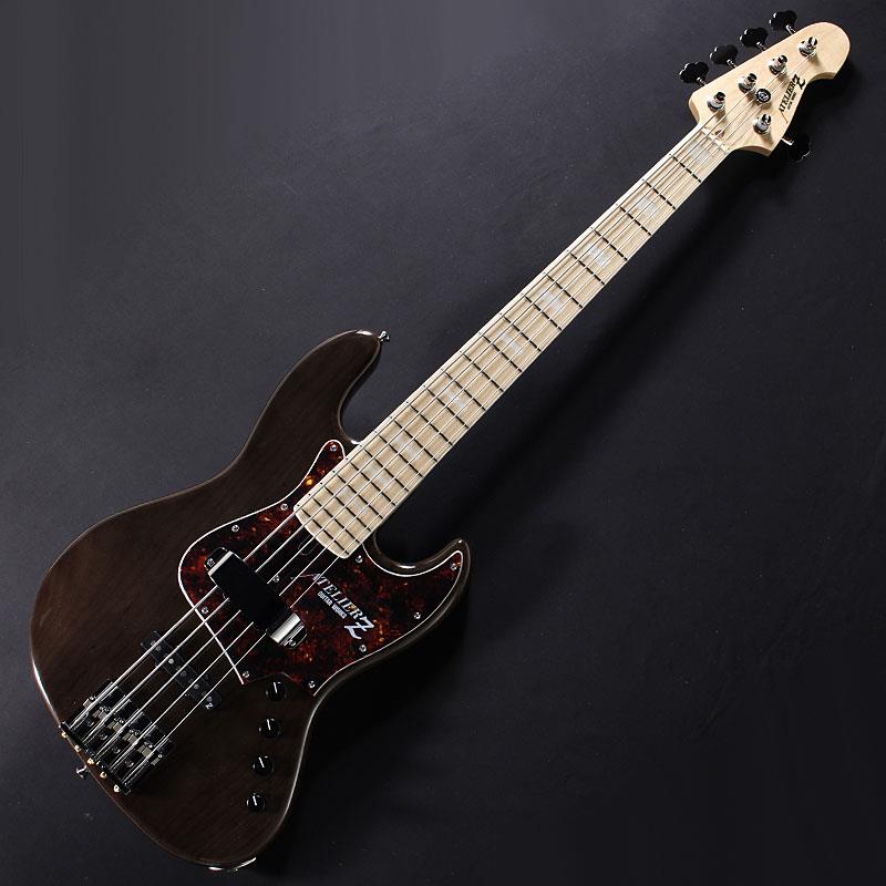 楽器種別：新品ATELIER Z/M Models 商品一覧＞＞ATELIER Z/新品 商品一覧＞＞ベース【270，000円〜510，000円】 商品一覧＞＞エレキベース/JBタイプ/ATELIER Z 商品一覧＞＞当店のベースは、出荷前に専門スタッフが検品・調整しているので安心です！ATELIER Z M#265 Custom (TP-BLK/M)商品説明18mmピッチ仕様を採用するM#265のカラーオーダーモデル。プロ/アマ問わず数多のベーシストから、中でもスラッププレイに拘るベーシストから絶大な支持を集めるM(マグニチュード)。アトリエZの看板モデルというだけでなく、国産アクティブベースを代表するモデルと言っても過言ではない程の知名度を誇る、長年に渡りベーシストから愛されているモデルです。70's JBベースのスタイルを基にしつつ、アトリエZ独自のアイディアを随所に盛り込み製作される、細部までベーシスト目線に拘った完成度の高さが人気の秘訣となっています。本機はM#245モデルを基に34インチ仕様、18mm弦間ピッチで製作されるM#265、5弦仕様モデルです。質量豊富なアッシュボディを採用。ボディデザインにも現場の声が反映されており、非対称なJBシェイプながらもコントロール部側のシェイプを滑らかにすることで、スタンドに立てかけた際のスタンド滑りや転倒を極力避けるデザイン面で一工夫されています。オープンな響きをもたらす1ピースメイプルネックが当モデルでは採用されており、セル巻き＆ブロック・ポジションマーカーが施されています。豊富なサスティーンと充実したアタック感をもたらすオリジナルブリッジは、一世を風靡したバダスブリッジを摸しています。また、3mm厚のクリアピックガードを採用する事で、弦とピックガード間の距離を狭く設定しており、ハーフカットされたピックアップフェンスの搭載とあわせ、スラップ時のサムピング＆プルの安定性をもたらせています。程好いテンション感と低めにセットアップされた弦高設定による、Tuning Z Systemは滑らかな演奏性も実現する等、プレイヤーライクな仕様、調整が随所に行き届いたプレイアビリティもロングセラーの秘訣でしょう。ローアクションセッティングでも腰砕けにならない、芯、コシの強いサウンドを得ており、様々なアンサンブル、ジャンルでもしっかりと存在感を示す低音を弾き出します。プリアンプは、お馴染みBartolini/XTCTを搭載。芳醇なベース本体の鳴りをしっかりと活かしたうえで、さらに積極的な音作りを可能にします。アクティブ使用時にはボトムの太いロックな低音から、EQをグッと持ち上げてのドンシャリなスラップサウンドまで多彩なサウンドを創出します。また、楽器自体にも豊富な質量をそなえた芳醇なサウンドにより、パッシブ使用時にも倍音豊かで弾力のある低音を創出するなど、様々なプレイスタイルや音楽ジャンルにフィットします。本機は当店よりオファーしたカラーオーダーモデル。トランスペアレントブラック、ノンマッチングヘッドに組み合わされるのはべっ甲柄のピックガード。そしてコントロールパネルは従来のクリアパネルのまま取り付けをせず、敢えて付属品としてご用意頂きました。トラディショナルスタイルで知られる、海外の某ハイエンドブランドをイメージしたルックスです。一聴してそれと分かる個性豊かなサウンドは勿論、製品品質コントロールもしっかりと管理されている当工房ベースならではの安心感も多くのベーシストを虜にする理由の一つ。ステージやレコーディングでも存在感を放つ、本格派モデルをこの機会に是非、手にしてみては。Weight: ≒4.56kgS/N: #042228商品詳細【Specifications】[Neck]Scale: 34inch(864mm)Neck Material: Maple1PFingerboard Material: MapleFingerboard Radius: 400RFret Size: W2.7mm/H1.0mmFrets: 21 FretsNut Material: BoneNut Width: 47.5mmFinish: Fingerboard&Head top/Gloss，Neck back/Mat[Body]Body Material: Ash 2Pc.Body Shape: JB M Type (Original J Body)Body Finish: Gross[Hardware]Tuningkey: GOTOH GB528Bridge: ATELIER Z BB518(18mm space)Finish: ChromePickguard: Tortoise 2.4mmControl panel: Acrylic Clear 3mm ※取り付け無し/付属品Pickup Fence: ATELIER Z ZPF-4500 CRControl Knobs: ATELIER Z ZAK-1500Neck Plate: ATELIER Z 4 Point PlateStrings: ATELIER Z Stainless Steel Strings SPS-4700 (.45 .65 .85 .105 .125)[Electronics]Pickups: ATELIER Z JBZ-5/18Px2Preamp: Bartolini XTCT+Spectrum BoostControls: M-Vol， BAL， M-Tone/sw(ActiveON/OFF)，TrebleBoost/BassBoost※Middle cut includedColor: TP-BLK (Transparent Black)イケベカテゴリ_ベース_エレキベース_JBタイプ_ATELIER Z_M Models_新品 SW_ATELIER Z_新品 JAN:4562211296918 登録日:2026/03/04 エレキベース アトリエ アトリエZ アトリエゼット