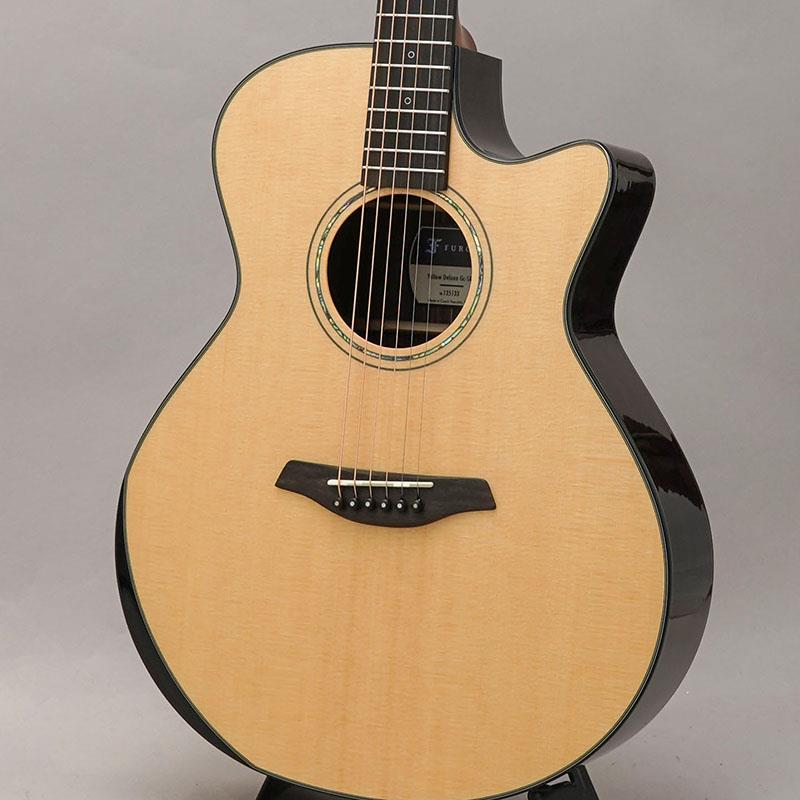 楽器種別：新品Furch/新品 商品一覧＞＞アコースティック・エレアコギター【310，000円〜580，000円】 商品一覧＞＞アコースティックギター/Furch 商品一覧＞＞アコギ買うなら、当店で！出荷前の検品・調整はもちろん、丁寧梱包でお届けします！Furch Yellow Deluxe Gc-SRa #135133 フォルヒ商品説明1981年、旧チェコスロバキア領でブルーグラスミュージシャンにより設立されたフォルヒギターズ！！岡崎倫典さん、中川イサトさん、岸部眞明さん、UK（MOROHA）さん等、錚々たるアーティストに使用される今話題のブランドです！ヨーロッパを代表するブランドの一つとして主にフィンガースタイルのギタリストに愛されるフォルヒ。その造りの丁寧さ、美しい仕上げ、洗練されたサウンド、滑らかな弾き心地、数多のミュージシャンに使用されるのに十分な理由のある素晴らしいギターです。本器「Yellow Deluxe Gc-SR」は、フォルヒギターの中核を担うYellowシリーズ(旧23シリーズ)の中でも代表的な「Yellow Gc-SR」をベースモデルに、カスタムオーダーのRainbowシリーズで人気の高いオプションが各所に反映されたデラックス仕様となります。一番の特徴が、ベベルデュオと呼ばれる、肘と胸の部分の2か所に施されたコンターとなります。このコンターのおかげで長時間の演奏でも快適な抱え心地となり、ルックスにおいても立体的で美しい表情が得られます。ポジションマークにはライナーサイドポジションマークを、バインディングにはブラックセル、指板・突板にはホワイトカラーのコントラストラインを施す等、細かな仕様も通常のYellowシリーズとは異なり、よりシックで洗練されたな印象に仕上がっております。トップ材はAAAグレードのシトカスプルース、サイドバック材はAAグレードのインディアンローズウッドを採用。優れた音量バランスと深みのある低音のオーディトリアムボディと、クリアで立ち上がりの早いスプルーストップの組み合わせは、幅広いジャンルにお使い頂ける非常に汎用性の高いサウンドが魅力的です。1音1音の分離感も良く、ベースラインやメロディを前に出したいプレイヤーの方におすすめいたします。ナット幅は45mmと広めとなっておりますが、薄めのネックシェイプによって得られる抜群のプレイアビリティは多くのプレイヤーからの支持を集めています。また、大変細かい仕様の違いですが、ブリッジピンにもRainbowシリーズで採用されるエボニーピンが使用されており、サウンド面においても通常のYellowシリーズよりウッディで暖かみのある音色となっております。こういった、非常に細かい点にも拘りがみられるのが嬉しいポイントですね。ダブルコンターと細かな仕様の変更が盛り込まれておりますが、大変お買い得なプライス設定になっているかと思われます！！国内入荷も少ないモデルですので、気になる方はお早めにお試しください！！◆CNR System Active（Composite Neck Reinforcement System）◆こちらのモデルは、フォルヒ独自開発の「CNR System Active（Composite Neck Reinforcement System）」が搭載されています。既存のCNRネックシステムからアップデートされた革新的なネック設計です。最も特筆すべき特徴として、ネックブロックに設置された弦高調整ボルトによりネックの角度調整が可能で、サドルを削ることなく弦高調整を行うことが出来るようになりました。更に、以前のシステムよりネックの剛性と安定性が向上していることから、より長期にわたってプレイアビリティと安定性を維持することが実現しました。※このボルトを使って安全にネック角度を調整するには、専用工具及び調整技術を習得した技術者による操作が必要ですので、池部楽器店アコースティックフロアスタッフまでご相談ください。商品詳細Top: AAA Sitka SpruceBack and Sides: AA Indian RosewoodNeck: MahoganyBracing : Scalloped X BracingNut Width: 45mmFingerboard: EbonyBridge: EbonyScale Length: 650mmTuner：GOTOH 510 エボニーボタンCase：Hard Caseイケベカテゴリ_アコースティック・エレアコギター_アコースティックギター_Furch_新品 SW_Furch_新品 JAN:2500020020517 登録日:2026/01/10 アコースティックギター アコギ ファルヒ