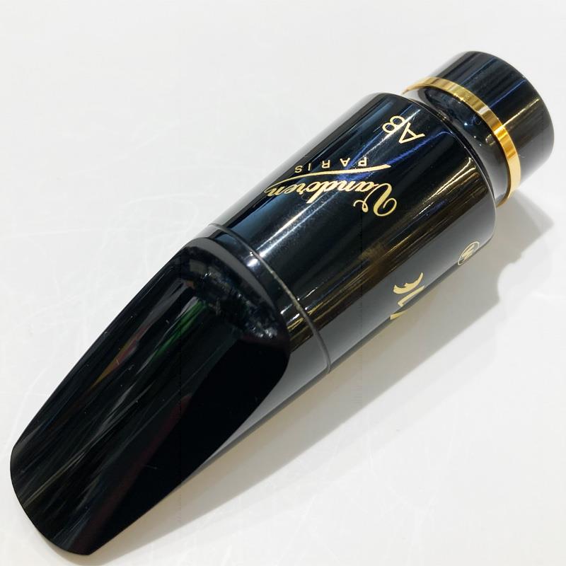 楽器種別：アウトレットVANDOREN/アウトレット 商品一覧＞＞管楽器・吹奏楽器【5，000円〜20，000円】 商品一覧＞＞サックス用アクセサリ/マウスピース/アルトサックス用/VANDOREN 商品一覧＞＞サックス買うなら、当店で！専門のスタッフが丁寧に検品・調整しているので安心です！VANDOREN 【チョイキズ特価!!】「オープニング：A8M」バンドレン アルトサックス用マウスピース V16 ミディアム・チェンバー 【先取り大特価セール】商品説明【チョイキズ特価!!】※こちらは店頭展示試奏品となり、ボディのプリントにハゲがございますため特価とさせて頂いております。状態につきましては画像1〜2枚目にてご確認ください。//Vandoren Alto Saxophone Mouthpiece V16 //■付属品：外箱【オープニング】「A8M」(2.10mm)…メイヤー7強、デュコフD7とD8の間相当（あくまで目安としてお考えください）イケベカテゴリ_管楽器・吹奏楽器_サックス用アクセサリ_マウスピース_アルトサックス用_VANDOREN_アウトレット SW_VANDOREN_アウトレット JAN:0008576231477 登録日:2026/05/10 マウスピース バンドーレン バンドレン ヴァンドーレン ヴァンドレン
