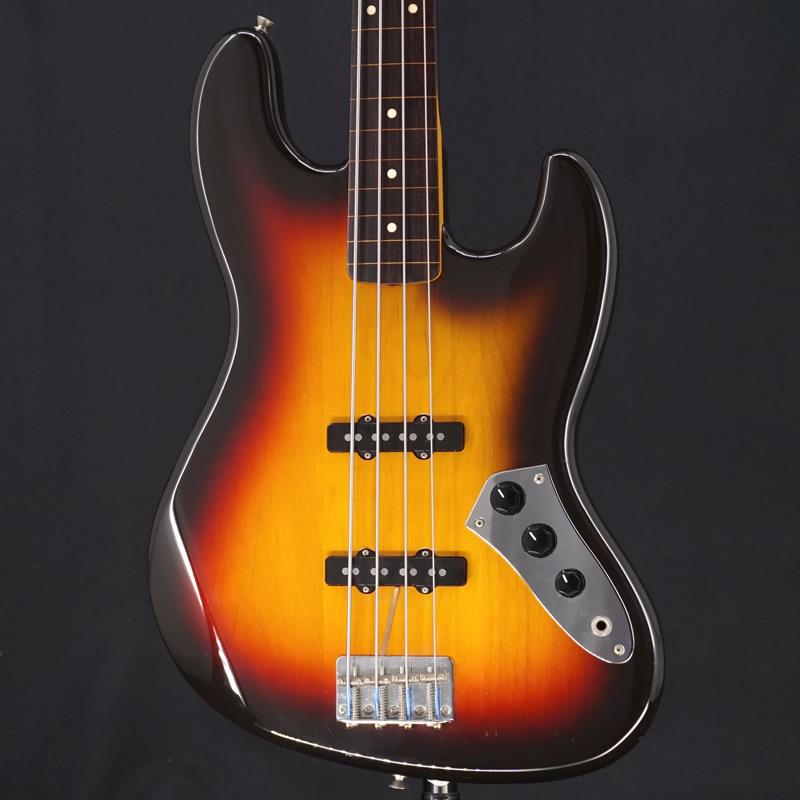 楽器種別：ユーズドFender Japan/ユーズド 商品一覧＞＞ベース【80，000円〜155，000円】 商品一覧＞＞エレキベース/フレットレスベース/Fender Japan 商品一覧＞＞当店のベースは、出荷前に専門スタッフが検品・調整しているので安心です！Fender Japan USED 中古 JB62-77FL (3TS)商品説明ビンテージのフィーリングを再現した日本製フェンダー・フレットレスベース本家アメリカ・フェンダー社の長年に渡って培われた技術を継承し、国産ならではの丁寧な仕事で組み込まれるフェンダージャパン製の本機。USAピックアップ、スパイラルブリッジを搭載した人気の高い1962年仕様を再現したモデルです。こちらはシリアルから1999年〜2002年製の個体かと思われます。電装系は純正かと思われますが、USA製かは断定できません。状態としましては細かな擦り傷や打痕、パーツの多少のくすみ等使用感、指板に押弦痕や1弦ペグが若干曲がっております。トラスロッドの余裕はあり、ネックコンディションは大きなクセは無く良好です。Weight≒4.29kg付属品：Fenderソフトケースイケベカテゴリ_ベース_エレキベース_フレットレスベース_Fender Japan_ユーズド SW_Fender Japan_ユーズド JAN:2500030892975 登録日:2026/06/17 エレキベース フェンダー ふぇんだー フェンダージャパン フェンジャパ フェンダーJ