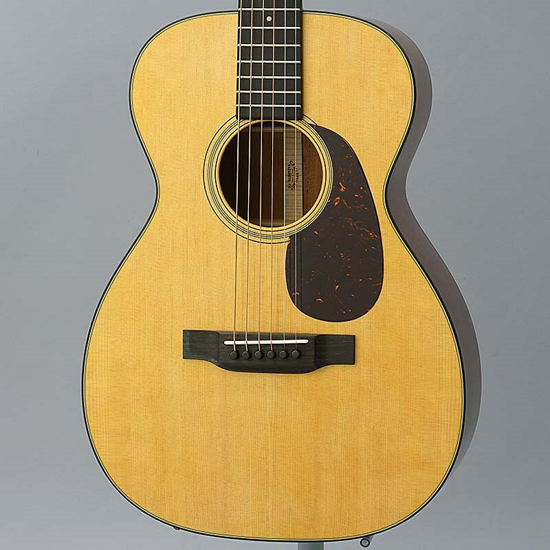 楽器種別：新品アコースティックギター/MARTIN 商品一覧＞＞アコースティックギター/MARTIN/0 (シングル・オー) 商品一覧＞＞アコースティックギター【245，000円〜465，000円】 商品一覧＞＞アコギ買うなら、当店で！出荷前の検品・調整はもちろん、丁寧梱包でお届けします！MARTIN 0-18 Standard商品説明コンパクトなボディにハイスペックなポテンシャル！！「0-18」Martinといえばドレッドノートや000などののスタイルが人気で、ウッドマテリアルも28系のローズウッドが定番ではありますが、マホガニーの18系でシングルオーの小柄なボディーを持つ0-18は、定番モデルには無い独特な個性が有り、コアなファンも多いモデルです。近年ではレギュラーラインナップから外れる事も多かった0-18ですが、新しいスタンダードシリーズにはラインナップされており、14フレットジョイントの0-18は久々の登場となります。この新しい0-18 は、小柄なコンサートサイズにマホガニーのサイド＆バックとシトカスプルーストップにスキャロップブレーシングとなっており、そこに24.9 の短いスケールからのサウンドはコロコロと軽快に抜けの良い響きを持っており、オープンギアのニッケルチューナーやエボニーの指板とブリッジなどはクラシカルな風合いとなっております。このようにウッドマテリアルやルックスなどはトラディショナルなスタイルですが、ネックグリップは近年の演奏スタイルでも弾き易いモダンなスタイルとなっており、モディファイドローオーバルのネックシェイプと、ハイパフォーマンステーパーの組み合わせにより、高い演奏性を実現しております。ハードケース付属---------------------商品詳細-SPEC- Model : 0-18Top Material : Sitka SpruceRosette : Old Style 18 Multi-StripeBracing Pattern : X BraceBrace Shape : Scalloped X with Non-Scalloped Tone BarsBrace Material : Sitka SpruceBack Material : Genuine MahoganySide Material : Genuine MahoganyBinding : Faux TortoiseTop Inlay Material : Multi-StripeNeck Material : Select HardwoodNeck Shape : Modified Low OvalNeck Taper : High Performance TaperNut Material : BoneHeadstock Shape : Solid with Square TaperHeadplate Material : East Indian RosewoodFingerboard Material : EbonyScale Length : 24.9Fingerboard Width at Nut : 1 3/4''Fingerboard Inlay Style : Old Style 18Back and Side Finish : GlossBack and Sides Color : Dark MahoganyFinish Top : GlossTop Color : Aging TonerNeck Color : Dark MahoganyBridge Material : EbonyBridge Style : Modern Belly - Drop in SaddleTuning Machines : Nickel Open GearPickguard : Faux Tortoiseイケベカテゴリ_アコースティック／エレアコギター_アコースティックギター_MARTIN_0 (シングル・オー)_新品 JAN:0729789524636 登録日:2021/02/12 アコースティックギター アコギ マーチン マーティン