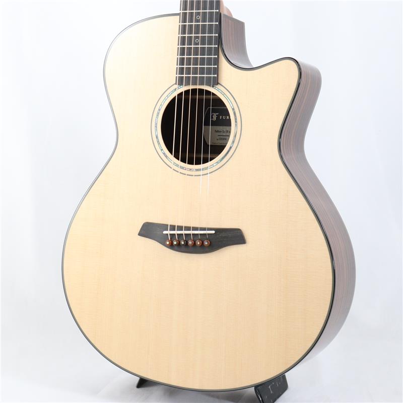 楽器種別：新品Furch/新品 商品一覧＞＞アコースティック・エレアコギター【275，000円〜515，000円】 商品一覧＞＞アコースティックギター/Furch 商品一覧＞＞アコギ買うなら、当店で！出荷前の検品・調整はもちろん、丁寧梱包でお届けします！Furch Yellow Gc-SRa #132494 フォルヒ商品説明1981年、旧チェコスロバキア領でブルーグラスミュージシャンにより設立されたフォルヒギターズ！！岡崎倫典さん、中川イサトさん、岸部眞明さん、UK（MOROHA）さん等、錚々たるアーティストに使用される今話題のブランドです！ヨーロッパを代表するブランドの一つとして主にフィンガースタイルのギタリストに愛されるフォルヒ。その造りの丁寧さ、美しい仕上げ、洗練されたサウンド、滑らかな弾き心地、数多のミュージシャンに使用されるのに十分な理由のある素晴らしいギターです。本器「Yellow Gc-SRa」は、フォルヒギターの王道Yellowシリーズ(旧23シリーズ)のグランドオーディトリアムカッタウェイスタイル！！トップ材はAAAグレードのシトカスプルース、サイドバック材はAAグレードのインディアンローズウッドを採用。優れた音量バランスと深みのある低音のオーディトリアムボディと、クリアで立ち上がりの早いスプルーストップの組み合わせは、幅広いジャンルにお使い頂ける非常に汎用性の高いサウンドが魅力的です。1音1音の分離感も良く、ベースラインやメロディを前に出したいプレイヤーの方に相応しいギターと言えます。ナット幅は45mmと広めとなっておりますが、薄めのネックシェイプによって得られる抜群のプレイアビリティは多くのプレイヤーからの支持を集めています。また、ロゼッタには細めのアバロン、ポジションマークはエクリプスタイプ、バインディングとブリッジピンにはべっ甲柄を採用する等、隅々までこだわられたデザインは、上品で落ち着いたヨーロピアンな雰囲気を感じさせてくれます。アメリカンギターとは一味違うヨーロッパの風を是非ご体感ください！！◆CNR System Active（Composite Neck Reinforcement System）◆こちらのモデルは、フォルヒ独自開発の「CNR System Active（Composite Neck Reinforcement System）」が搭載されています。既存のCNRネックシステムからアップデートされた革新的なネック設計です。最も特筆すべき特徴として、ネックブロックに設置された弦高調整ボルトによりネックの角度調整が可能で、サドルを削ることなく弦高調整を行うことが出来るようになりました。更に、以前のシステムよりネックの剛性と安定性が向上していることから、より長期にわたってプレイアビリティと安定性を維持することが実現しました。※このボルトを使って安全にネック角度を調整するには、専用工具及び調整技術を習得した技術者による操作が必要ですので、池部楽器店アコースティックフロアスタッフまでご相談ください。商品詳細-SPEC-Top: AAA Sitka SpruceBack and Sides: AA Indian RosewoodNeck: MahoganyBracing : Scalloped X BracingNut Width: 45mmFingerboard: EbonyBridge: EbonyScale Length: 650mmTuner：GOTOH 510 エボニーボタンCase：Hard Caseイケベカテゴリ_アコースティック・エレアコギター_アコースティックギター_Furch_新品 SW_Furch_新品 JAN:2500020011904 登録日:2025/10/13 アコースティックギター アコギ ファルヒ