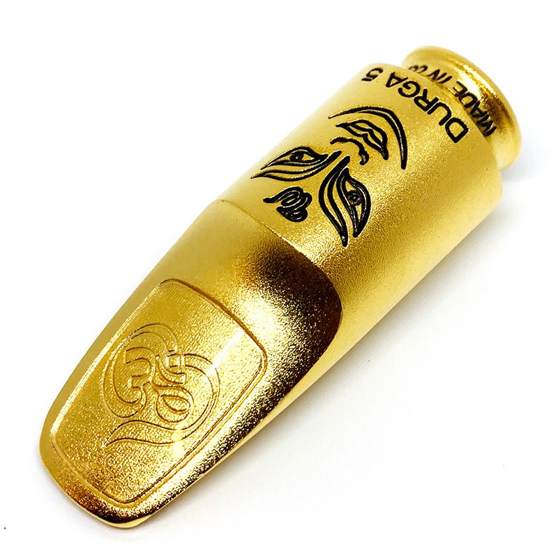 楽器種別：新品Theo Wanne/新品 商品一覧＞＞管楽器・吹奏楽器【60，000円〜120，000円】 商品一覧＞＞サックス用アクセサリ/マウスピース/ソプラノサックス用/Theo Wanne 商品一覧＞＞サックス買うなら、当店で！専門のスタッフが丁寧に検品・調整しているので安心です！Theo Wanne 「オープニング：8」ソプラノサックス用マウスピース セオ・ワニ DURGA 5 (ドゥルガー5) メタル商品説明// Theo Wanne Soprano Sax Mouthpiece DURGA 5 METAL //■サウンドジャズ、R&B、ロックンロール、ソフトな音楽など、透明感のある甘い音色を求めるときにオススメ。誰もが踊りたくなるような、媚びない、艶やかで官能的なサウンドです。■デザイン独自のMedium-Stadium-Chamber(TM)、 先端まで丸みを帯びたサイドウォール、ユニークな形状のロングステップバッフルを採用。※ハンドフィニッシュ品のため細かな擦り傷、変色等が見られる場合がございます。予めご了承下さいませ。商品詳細■オープニングラインナップ「7」(約1.65mm)…オットーリンクラバー7番、デュコフ6番相当「8」(約1.78mm)…オットーリンクラバー8番、デュコフ7番相当「9」(約1.90mm)…オットーリンクラバー9番、デュコフ8番相当（あくまで目安とお考え下さい）■付属品・リガチャー（リバティーリガチャー）・キャップ(リードリプレイサーキャップ)・ポーチ・リガチャー脱着用スクリュードライバー・外箱イケベカテゴリ_管楽器・吹奏楽器_サックス用アクセサリ_マウスピース_ソプラノサックス用_Theo Wanne_新品 SW_Theo Wanne_新品 JAN:8168210162702 登録日:2024/04/14 マウスピース セオ ワニ テオ セオ・ワニ