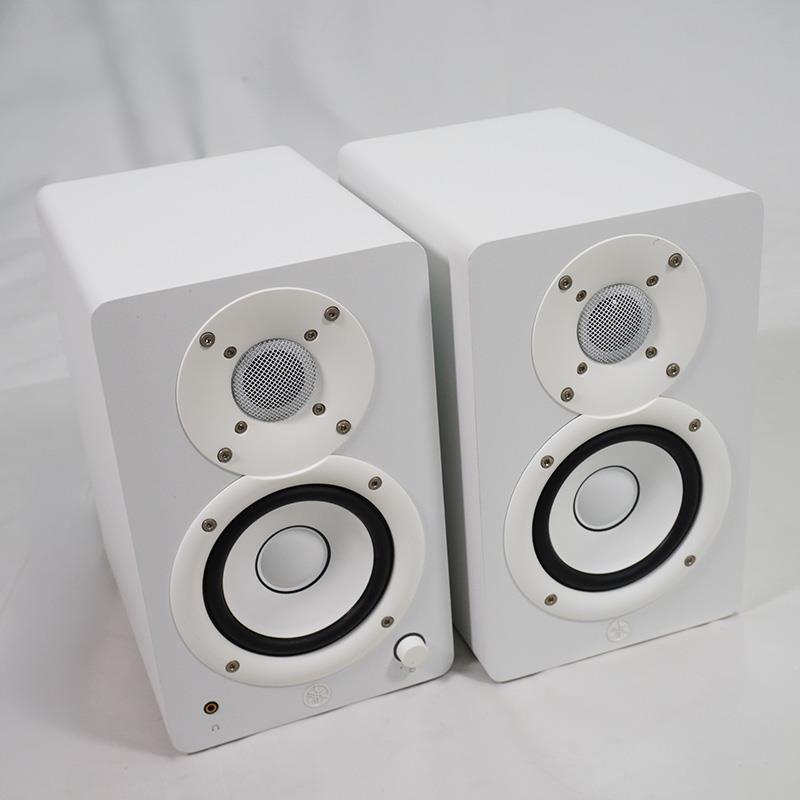 楽器種別：ユーズドYAMAHA/ユーズド 商品一覧＞＞レコーディング【10，000円〜25，000円】 商品一覧＞＞モニタースピーカー/モニタースピーカー/YAMAHA 商品一覧＞＞パワーレックは、専門スタッフに気軽に相談できる渋谷発のDTM・レコーディング機材専門フロアです。YAMAHA USED 中古 HS4W (ペア)(ヤマハ・モニタースピーカー定番モデル)(ホワイト)商品説明■商品の状態：・細かな擦傷があります。■付属品・リンクケーブル■保証期間：店頭保障1ケ月-----【製品の特長】「HSシリーズ」最小サイズを含んだ新たなコンパクトパワードスタジオモニター・LFに3.5インチウーファー、HFに0.75インチドームツイーターを採用した2ウェイバスレフタイプ・再生周波数特性（-10dB）70Hz-22kHz・26W + 26Wのアンプ出力（Dyanmic， RL=6Ω）・ROOM CONTROLおよびHIGH TRIM機能を搭載・入力端子にXLR/TRS Phone（コンボジャック）、RCA、ステレオミニをそれぞれ搭載■妥協なきクリエイターのためのコンパクトスタジオモニターHSシリーズは、世界のトップエンジニア、プロデューサー、アーティストに長年信頼され、スタジオモニターのデファクトスタンダードとなっています。ヤマハは、そのエッセンスをコンパクトな筐体へと再定義しました。HS4 / HS3は、限られたスペースで音量を抑えたいけれども、モニターとしてのクオリティは妥協したくない、というクリエイターの期待に応え、音楽制作から映像編集まで、幅広いコンテンツ制作をサポートする強力なツールです。■原音に忠実なサウンドHS4 / HS3は、これまでのヤマハスタジオモニターの設計理念とノウハウを継承。高性能なクラスDアンプ、高反発MDFキャビネット、小型ながらソースに忠実なサウンドを実現するウーファーとソフトドームツイーターなど、厳選されたパーツで構成しています。また、バスレフ・ポート両端で発生する空気の乱流ノイズを低減し、クリアで精確な低音を実現するヤマハ独自の「ツイステッドフレアポート」を採用。HS4とHS3が、原音に色づけすることなく全帯域にわたって、フラットかつ高分解能なサウンドを実現する秘密はここにあります。■環境に合わせた音質の調整スピーカーから発せられる音は、時として周囲の環境に影響されます。HS4 / HS3のリアパネルには、ROOM CONTROLとHIGH TRIM機能を搭載しており、スピーカーを壁際に設置した際に発生しがちな不要な低域を抑え、あらゆる環境で理想的なサウンドを実現可能です。■あらゆるユースケースに対応する入力とコントロールHS4 / HS3のリアパネルには、XLR/TRSフォーン兼用のコンボ端子、RCA、ステレオ・ミニ端子を装備しており、コンピューター、オーディオ・インターフェース、ミキサー、電子楽器など、幅広い機器と接続可能です。またボリューム・ノブ、ヘッドホン端子など、使用頻度の高い機能は、簡単にアクセスできるよう前面に配置しています。■コンパクトかつポータブルHS4 / HS3は高効率のクラスDアンプを採用しコンパクトなサイズを実現しました。さらに2台のスピーカーに対し、1台のアンプを使用することで、スピーカーの軽量化とケーブル配線を簡素化しています。小スペースなプライベートスタジオでも場所を取らず、外出先への持ち運びも容易です。【製品の仕様】●形式2-way バスレフ型 パワードスタジオモニター●寸法(W×H×D)・L側：150 × 240 × 213 mm・R側：150 × 240 × 203 mm●質量・L側：3.7 kg・R側：3.1 kg●スピーカー部・ユニット：LF: 4.5インチコーン、HF: 1インチドームツイーター・エンクロージャー：2way バスレフ型、ツイステッドフレアポート搭載、材料: MDF●アンプ部・定格最大出力：26W + 26W（ダイナミック、6Ω）・入力感度：LINE1(COMBO): +4dBu、LINE2(RCA， ST mini): -10dBu・入力インピーダンス：LINE1(COMBO): 20kΩ、LINE2(RCA， ST mini): 10kΩ・コントロール：フロント：ボリューム、ROOM CONTROL SWITCH: 0/-2/-4 dB under 500Hz、HIGH TRIM SWITCH: +2 / 0/ -2 dB above 2kHz・コネクター：LINE1: COMBO (XLR/TRS PHONE)、LINE2: RCA， Stereo Mini・パワーインジケーター：Power ON (白LED)・電源：100V， 50/60Hz・消費電力：15Wイケベカテゴリ_レコーディング_モニタースピーカー_モニタースピーカー_YAMAHA_ユーズド SW_YAMAHA_ユーズド JAN:2500130908545 登録日:2026/08/09 モニタースピーカー スタジオモニター ヤマハ やまは