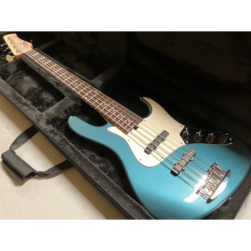 楽器種別：新品Kikuchi Guitars/新品 商品一覧＞＞ベース【275，000円〜525，000円】 商品一覧＞＞エレキベース/ジャズベースタイプ・JBタイプ/Kikuchi Guitars 商品一覧＞＞当店のベースは、出荷前に専門スタッフが検品・調整しているので安心です！Kikuchi Guitars Hermes Series RV5 (Vintage Blue Metallic)商品説明Kikuchiの匠を余すことなく、より多くのプレイヤーが手に取れるよう製作される「Hermes」シリーズ。日本を代表するルシアー菊地嘉幸氏が、世界的な現代の名工Roger Sadowskyの下を訪れてから30年の節目に、Kikuchi Guitarsは誕生しました。Sadowskyイズムを正確無比に受け継ぎながら深めた楽器への造詣を、余すことなく体感することができます。こちらの「Hermes」シリーズは、ブランドのスタンダードシリーズとなります。基本的なスペックや製造クオリティはカスタムモデルとほぼ同等でありながら、スペックを固定したレギュラーモデル展開により、ハイコストパフォーマンスを実現しています。SadowskyやThree Dots Guitarsでの知識や経験を集約した、菊地氏の集大成とも言えるブランド「Kikuchi Guitars」の、世界クラスのサウンドとプレイヤビリティを是非お試しください。- Neck -最適な楽器の鳴りや演奏時の重量バランスを生み出すよう、ネックは強度を高め、ヘッドは厚みを持たせました。一般的なJスタイルよりも細くしたナット幅と、耐久性と演奏性を求め適度に厚みを残し、握りこみ易くしたネックグリップにより、ローポジションからハイポジションまで、そしてネック幅のワイドな5弦のミュートもスムーズに演奏することができます。また、ニッケルフレットの中でも硬度の強いフレットを採用することで、フレットを押さえた時に発生するノイズを減少させ、ニッケルフレットでありながらもパンチのあるサウンドを生み出します。フレット数は、幅広い音楽ジャンルに対応できるよう22Fを採用しました。極端なツバ出し加工も行わず、ネックジョイント位置をよりブリッジ側へ深く設計することで 21F ベースのようなフィールで演奏することができます。様々な奏法や音楽ジャンルにも対応できるよう、弦高がどのフレットポジションでも均一にセットアップされているため、力強いピッキングにはパワフルに、そして優しく撫でるようなフィンガリングには暖かく包み込むような優しいトーンを奏でます。- Body -日本人の体形でもストレスなく演奏できるようボディ形状をリデザインしたディンキーシェイプを採用。モダンなトーンを奏でる取り回しの良さだけでなく、適度な重みを持たせたソリッドボディが、発音良いトーンを奏で、様々なトーンバリエーションを生み出します。RVモデルはAlder材を採用。Rosewood指板の温かく包み込むようなトーンに加え、心地がよい低音が特徴です。- Hardware -Custom Seriesに採用されている、軽量かつ操作性抜群のHipshotパーツを各部に配置、木材の特性をストレートに伝えよりナチュラルな響きを生み出します。- Pickups -Custom Seriesにも採用されているDiMarzio製カスタムモデルを搭載しました。シャープかつ歯切れが良く、パワー感があり、ノイズを低減するハムキャンセルピックアップです。- Preamp -Kikuchiが理想とする最高のトーンを実現すべく、世界最高峰のデザインメーカーと共同開発した Custom Seriesにも採用されているオリジナルプリアンプを搭載しました。ブースト時には、どのセッティングでも低音域と高音域がクリアで自然なトーン、ミッドレンジをスクープするようにし、パッシブ/アクティブ切り替え時には、聴感上の音量と音質差を極力低減するように設計しました。商品詳細Body: Alder 2-Piece (Solid)Neck: Maple， Thin Matte NitroFingerboard: RosewoodFingerboard Radius: 12inch (305R)Nut Material: TusqNut Width: 5st：46mmFret: DHP24H， 22FScale: 864mm (34inch)Body Finish: PolyHardware Color: ChromeBridge: Hipshot 19mm SpacingTuner: Hipshot License Ultra-LightPickups: 5st：DiMarzio 5HC in 60’s LocationsPreamp: Kikuchi Guitars Original PreampControls: Master Volume， Pickup Balancer， Passive Roll Off Tone (w/ Pull Switch for Preamp Bypass)， Treble/Bass BoostString: D’Addario Nickel .045 ? .130Tセミハードケース付属イケベカテゴリ_ベース_エレキベース_ジャズベースタイプ・JBタイプ_Kikuchi Guitars_新品 SW_Kikuchi Guitars_新品 JAN:4570241480047 登録日:2026/09/16 ベース エレキベース キクチギターズ