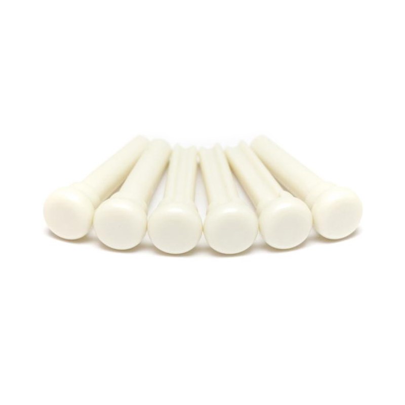 楽器種別：新品Graph Tech/新品 商品一覧＞＞楽器アクセサリ【〜5，000円】 商品一覧＞＞ギター・ベース用パーツ/ギター用ブリッジ・サドル・トレモロパーツ/Graph Tech 商品一覧＞＞品揃え豊富な当店なら弦、パーツ、ケーブルなどのアクセサリーがまとめて揃います！Graph Tech TUSQ ブリッジピン Presentationスタイル（for Morris/Taylor/Larrivee） PP-4000-00商品説明TUSQ/タスクは、最も効果的にサウンドを向上させることが出きることで、世界中のトップ・ルシアーやギターメーカーが挙って採用しています。TUSQのブリッジピンは骨や合成素材では得られない、さらに象牙にも勝るとも劣らないクリアーでリッチなサウンドとサスティーンが得られます。TUSQのブリッジピンは、絃振動を最も効率的にボディーに伝達するようにデザインされています。結果的に、弾けるような高音から豊かな低音まで、アコースティックな鳴りをロスなく引き出します。倍音成分も骨に比べて遥かに優れ、部品によって失われていた素晴らしいサウンドを取り戻すことが出来ます。アコースティックギターの場合は、ナット、ブリッジサドル、ブリッジピン、この3つの部品を取りそろえることで最大の効果が得られます。ホワイト※こちらの商品はお取り寄せになる場合がございます。その場合通常納期は2日〜3日程となりますので、予めご了承下さいませ。在庫状況につきましてはお気軽にお問い合わせ下さい。イケベカテゴリ_楽器アクセサリ_ギター・ベース用パーツ_ギター用ブリッジ・サドル・トレモロパーツ_Graph Tech_新品 SW_Graph Tech_新品 JAN:0702725100828 登録日:2012/03/27 ギターパーツ パーツ グラフテック