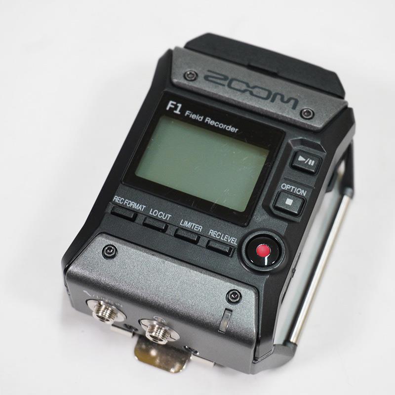 楽器種別：ユーズドZOOM/ユーズド 商品一覧＞＞レコーディング【〜10，000円】 商品一覧＞＞レコーダー・プレイヤー/レコーダー/ZOOM 商品一覧＞＞パワーレックは、専門スタッフに気軽に相談できる渋谷発のDTM・レコーディング機材専門フロアです。ZOOM USED 中古 F1-LP (ズーム)(フィールドレコーダー)(ラベリアマイク)商品説明■商品の状態：・擦傷や打痕があります。■付属品・ラベリアマイクx2・マイククリップx2・ベルトクリップ・ウィンドスクリーン・クイックガイド■保証期間：店頭保障1ケ月-----【製品の特長】プロ品質のオーディオ収録が可能なウェアラブルなフィールドレコーダー『F1』に、衣服の胸元などに装着できるラベリアマイクを付属。映像作品の「声」を、逃さず、明瞭に収録できる、マイク＆レコーダー・パッケージ『F1-LP』。●聴きやすい音声ニュースレポートやインタビューはもちろん、映画やドラマにおいても、最も重要な音は「人の声」。声の聴き取りやすさが、その映像コンテンツの品質を大きく左右します。ウェアラブルなフィールドレコーダー『F1』＋ラベリアマイクのセットなら、撮影場所を選ばずに、聴き取りやすい明瞭な声を、最高24 bit／96 kHzのハイレゾ音質で収録できます。●ウェアラブル軽量コンパクト設計の『F1』は、衣装に身に着けられるウェアラブルなレコーダー。出演者のベルトなどにしっかりと装着できるほか、ポケットに忍ばせて、映像に映らないように仕込むことも簡単です。●レコーダーに直結『F1-LP』は、ラベリアマイクとレコーダーだけで完結する、シンプルな録音システム。ワイヤレスマイク使用時に発生することのある混信、ノイズ、音切れといった音声トラブルを心配する必要がありません。●ラベリアマイク衣服の胸元などに装着して、出演者の台詞や発言を、漏らさず、安定した音質で収音できる、新開発の専用ラベリアマイク（LMF-1）を付属。ケーブルの抜けを防止するスクリューロック付きコネクタを採用し、確実な接続を約束します。ウェディングや舞台、講義などのスピーチも、ハンズフリーで確実に収録できます。●映像クリエイターに欠かせない機能オートロック機能 | レコーダーを録音中のままキープできる「録音ホールド」機能、全てのキー操作を無効にできるホールドスイッチを装備。誤操作を防止し、出演者にレコーダーを預ける際も安心して収録が続けられます。リミッター、ローカットフィルター | 突発的な大音量による音割れを防ぐリミッター機能、エアコンの空調や風雑音などの低音域ノイズを低減するローカットフィルターを搭載。3つの電源オプション | 単4アルカリ電池2本で約10時間、リチウム電池で約16時間の連続録音（ラベリアマイク使用時）が可能。別売ACアダプタ『AD-17』または、USBバスパワーでも駆動します。USB接続 | USBポートを搭載し、microSDカード上の録音ファイルをパソコンに転送できるほか、高音質なアシンクロナス転送システムを採用したパソコン／iOSデバイス対応のUSBオーディオ・インターフェースとしても機能します。●シンプルな操作録音フォーマット、ローカット、リミッター、録音レベルの設定メニューに、瞬時にアクセスできる4つのワンタッチボタンを搭載。視認性に優れたモノクロLCDを採用し、レベルメーターや設定状況を容易に確認できます。設定メニューの言語を、日本語表示に切り替えることも可能です●録音フォーマット『F1』は、WAVまたはMP3フォーマットで録音することができます。WAVファイルの場合はタイムスタンプ（日時情報）が自動的に記録され、これによりBroadcast Wave Format（BWF）準拠のオーディオファイルとして使用できます。イケベカテゴリ_レコーディング_レコーダー・プレイヤー_レコーダー_ZOOM_ユーズド SW_ZOOM_ユーズド JAN:2500130915109 登録日:2026/08/09 レコーダー ズーム