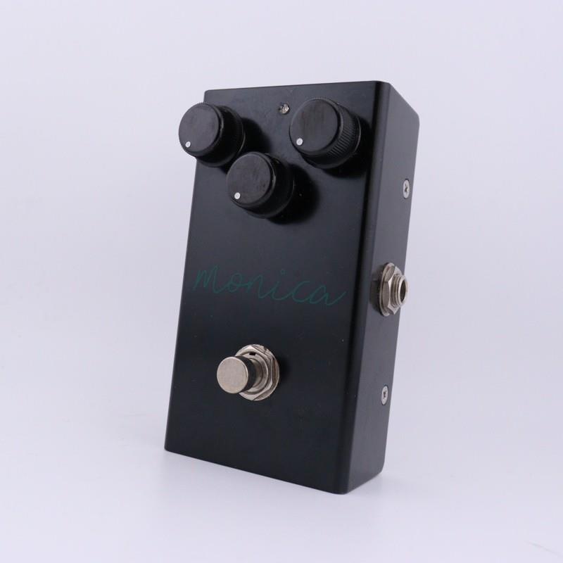 楽器種別：ユーズドVirtues/ユーズド 商品一覧＞＞エフェクター【15，000円〜35，000円】 商品一覧＞＞ギター用エフェクター/歪み系/オーバードライブ/Virtues 商品一覧＞＞安心してお買い物頂けるよう、コンパクトもマルチも丁寧梱包でお届けします！Virtues USED 中古 monica モニカ ( ヴァーチュース) overdrive オーバードライブ商品説明monicaはVirtuesのフラッグシップ・モデルであり、どのようなギター/アンプでもマッチングすることができる稀有なオーバードライブです。回路のディティール、大元としては非常にクラシカルなデザインを有しつつも、JFET入力オペアンプを採用し、現代的な表現力、レンジ感を水準を保っております。更に、サチュレーションの核となるクリッピング素子として、理想的な物を探した結果、Siダイオード・Geダイオード・FETのどれでもなく、バイポーラトランジスタを採用しました。?この素子をクリッピングとして使用した結果、タッチに対するレスポンスを犠牲にせず、それでいてクリーミーなサチュレーションを得る事が可能になりました。先述したJFET入力オペアンプとの組み合わせにより、少しヒステリックな、抜けの良いミドルレンジを持つことが出来、アンサンブルの中でも埋もれません。又、筐体上部側面にはLow Boost のコントロールを搭載。このコントロールは回路上ゲインステージ以降にある為、歪みの重心、芯の太さを変化させずに、お使いのギター・アンプに併せて調整が可能。ピッキング、ボリュームコントロール、使用するギターによって多彩な表情を見せながら、破綻せずナチュラルなサチュレーションを持つmonicaは、メインのオーバードライブとしても、他のペダルや、アンプのプッシュとしても、どのような状況でも活躍します。LEDインジケータは、電池残量によって色が変化する様に設計されており、歪み系ペダルを電池で使いたいユーザーにも使いやすい設計。商品詳細コンディション：使用に問題無し電源：9Vセンターマイナスまたは9V電池付属品：なし保証：初期不良のみ3ヵ月イケベカテゴリ_エフェクター_ギター用エフェクター_歪み系_オーバードライブ_Virtues_ユーズド SW_Virtues_ユーズド JAN:2500070817969 登録日:2025/12/30 エフェクター コンパクトエフェクター ストンプボックス