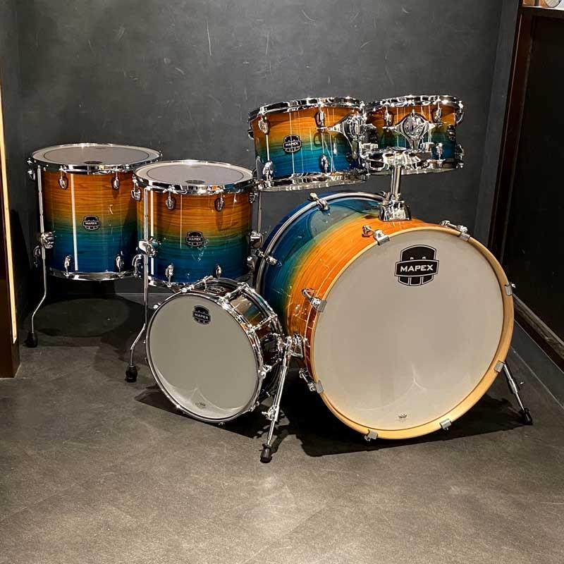 楽器種別：新品MAPEX/新品 商品一覧＞＞ドラム【130，000円〜250，000円】 商品一覧＞＞ドラムセット/MAPEX 商品一覧＞＞安心してお買い物頂けるよう、スネアもシンバルも丁寧梱包でお届けします！MAPEX AR628SFUV [ARMORY Drum Set Studioease Fast Shell Pack / 22BD・10TT・12TT・14FT・16FT・14SD][Emerald Burst]商品説明※本商品はシェルセットとなります。※こちら試奏を解禁しております個体となりますため、打痕汚れや指紋汚れなどの使用感がございます。何卒ご了承下さいませ。【ARMORYシリーズで日本国内では受注生産カラーの2タム2フロア仕様の多点ドラムセットになります！】〜MAPEX〜MAPEXというブランドは、Music And Percussion EXcellence（ミュージック・ アンド・パーカッション・エクセレンス） の頭文字をとった造語で、演奏家と楽器の関係に対するメーカーとしての理解を反映しています。伝統に学びながらも挑戦することを厭わず、ドラム製作の伝統を尊重する一方で、その進化をさらに進めるために現代科学を取り入れています。-ARMORY-ARMORYシリーズはMAPEXのサターンVラインから採用されたサスペンションシステム、タムマウント機能を搭載、ライブにふさわしいハイエンドモデルのサウンドパフォーマンスを提供します。-TOMAHAWK Snare-ARMORYキットにはTOMAHAWKスネアが標準装備されています。TOMAHAWKは1mmのスチールシェルで作られており、貫通するかのような鋭いサウンドが遠くまで響きます。リムショットも攻撃的なアタック音です。-SONIClear(TM) Suspension System-ARMORYシリーズに採用されているSONIClear(TM)サスペンション・システムは、ドラムヘッドとシェルの振動をキープし、ハードウェアへのエネルギー伝達を防ぐことでラックタム全体の共鳴を向上させます。タムをアタッチメント・マウントとすることにより、バスドラムシェル本体の負担を無くし、最大限の鳴りを引き出します。さらにセッティングの自由度も高くなるのも魅力です。-6ply 7.2mm Birch/Maple/Birch Hybrid Shells-シェルは6ply/7.2mm/Birch/Maple/Birchハイブリットシェル仕様です。究極のトーン、レゾナンス、音のパンチを実現。音のレスポンスも敏感に反応します。このモデルのために開発されたインシュレーテッドバスドラムクロ—はクロー内側のラバーによりフープを保護するだけでなく、演奏によるフープの緩みやバズ音を抑えます。-SONIClear Bearing Edge-SONIClear Edgeによってドラムヘッドがシェルエッジの上にフラットに置かれるため、ドラムヘッドとシェルの接触が増し、シェルの振動が強化され、ドラムからシェル本体の鳴りを最大に引き出します。その結果、ベースとなるピッチがより強く、より深くなり、チューニングの安定感やレンジが大幅に広がります。-Air Flow Venting-ドラムを演奏する上で最も重要な要素のひとつはフィーリングです。エアフロー・ベントは、このフィーリングと各シェルの全体的な共鳴が鍵となります。丹念なテストを経て、各モデルにはこの究極のフィーリングと高級感のありなサウンド＆レゾナンスを両立させるために、通気孔が設けられています。[ドラムセット内容]BD2218(22×18インチ バスドラム)FT1614(16×14インチ フロアタム)FT1412(14×12インチ フロアタム)TT1208(12×8インチ タムタム)TT1007(10×7インチ タムタム)TH800(タムホルダー)x214x5.5インチ スチールスネア[スペック]Shell：Birch/Maple/Birch Shellsカラー：Ocean SunsetHardware:ChromeFloor Tom Legs：SONICLear， Floor Tom Feet[Tomahawk Snare]Size：14 x 5.5Shell：1mm Stainless Sttel ShellBearing Edge：Roundded 45 Degree Bearing EdgeLugs：Solid Steel Armory Tube LugsHoops：2.3mm Power Hoopsイケベカテゴリ_ドラム_ドラムセット_MAPEX_新品 SW_MAPEX_新品 JAN:0841089159209 登録日:2025/11/16 ドラムセット ドラムキット メイペックス マペックス