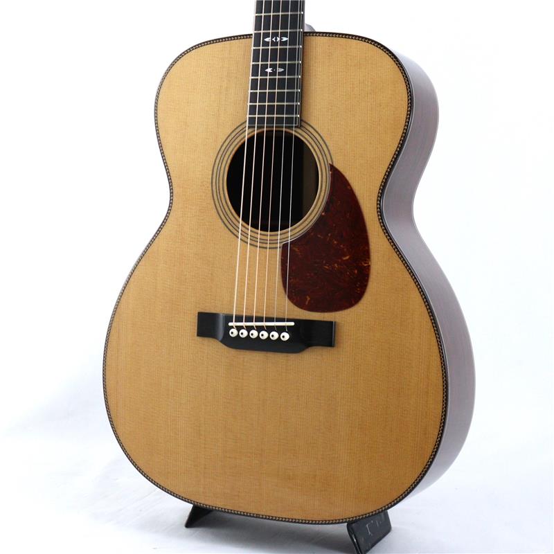 楽器種別：新品Bourgeois/新品 商品一覧＞＞アコースティック・エレアコギター【380，000円〜720，000円】 商品一覧＞＞アコースティックギター/Bourgeois 商品一覧＞＞アコギ買うなら、当店で！出荷前の検品・調整はもちろん、丁寧梱包でお届けします！Bourgeois 【現地選定品】Signature/TS OM #T2510219商品説明イーストマン工場現地選定品！！ハートマンギターズの担当秋田が、11月に中国のEastman工場にて膨大なストックの中から選定してきた逸品です。トップ、バックの木目はもちろん細かいサウンドの違いまで、1本1本丁寧に選んでおります。ルックス・サウンド共に間違いなくおススメできる1本！！お見逃しなく！！--------------------------------- Bourgeois Guitars -ギター製作家「ダナ・ボジョア」が手掛けるBourgeois Guitars（ボジョアギターズ）は、コリングスやサンタクルーズと並び称されるアメリカのトップギターブランドです。厳選された材料と、確かな技術力、そしてダナ氏の豊富な経験から生まれる設計により製作されるギターは、「楽器としての精度の高さ」と「音楽的で豊かな音色」を併せ持ち、数多くのミュージシャンから高い評価を得ています。- Touchstone Series -Touchstone Series(タッチストーン・シリーズ)の魅力は、ダナ・ボジョアによるハンド・ヴォイシング・システム（材を叩いて音色を確認する、別名タップ・チューニング）にあります。過去50年にわたり、彼はこの古き良きテクニックを磨き上げ、現在では表板のヴォイシングの第一人者として世界的に認められております。世界最高級トーンウッドの繊維に秘められた潜在的な音色を読み取り、選りすぐりの表板が選別されています。それぞれの木材が持つ「音色」を最大限に引き出せるよう、表板の力木ひとつひとつを丹念に削り出し、ハンドヴォイシングをしながら音の確認を行います。タッチストーン・シリーズの表板が完成し、ダナによって最終チェックされた表板のみが真空密閉され、イーストマンの工房に出荷されます。そこでは、ボジョアの哲学と構造方法論を入念に学んだイーストマン選りすぐりのルシアーたちが、それぞれのギターに命を吹き込みます。本器は伝統的なボディスタイルに、ダナ・ボジョア氏のデザインセンスが光るSignatureと銘打たれたモデル。トリファイド加工が施されたシトカスプルーストップにアディロンダックスプルースブレーシング、マダガスカルローズウッドサイドバック、マホガニーネック、エボニー指板＆ブリッジ、シャーラーペグという大変贅沢なスペックとなっております。サウンドにおいても、オールUSAメイドのボジョアに劣りを見せない素晴らしい仕上がり。ボジョアらしい太く艶やかな基音とボリューム感のあるミッドレンジ、主張し過ぎることなく美しい余韻を演出する倍音と伸びやかなサスティーン。どれも絶妙なバランスで混ざり合っており、弾き手のニュアンスが引き立つ混じりけの無いピュアトーンを奏でます。サイドバックに希少材であるマダガスカルローズウッドを採用していることもあり、硬質で煌びやかでありながら独特の甘さを感じる上質な倍音が、ボジョアならではの前に音が飛んでいく基音に絶妙に絡み合う素晴らしい音色が大変魅力的なシリーズ。60万円台のというボジョアの中では大変お求めやすい価格帯のモデルとはなりますが、コストパフォーマンスという言葉で表してしまうのはもったいない程に、一切妥協のない造り込みで製作されており、圧倒的なサウンドクオリティを体感いただける楽器に仕上がっております。是非この機会にご体感くださいませ！！商品詳細Body Shap: OMTop Wood: Alaskan Sitka SpruceBack Sides:Madagascar RosewoodNeck: MahoganyFretboard: EbonyBridge: Ebony TraditionalScale Length: 25.5(647.7mm)Nut/Bridge Width: Nut-1 23/32(43.7mm) Bridge-2.2(55.8mm)Saddle: BoneTuners: Schaller Grand Tune NickelPins: IvoroidFinish: High GlossBracing: Adirondack Spruceイケベカテゴリ_アコースティック・エレアコギター_アコースティックギター_Bourgeois_新品 SW_Bourgeois_新品 JAN:4582632727228 登録日:2025/12/15 アコースティックギター アコギ