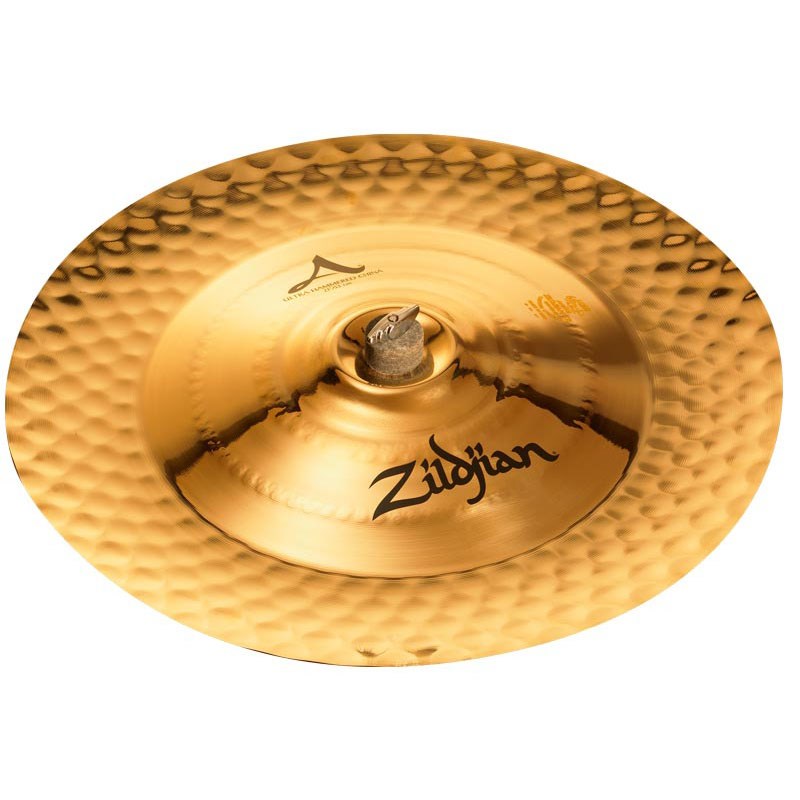 楽器種別：新品Zildjian/A Zildjian 商品一覧＞＞Zildjian/新品 商品一覧＞＞ドラム【40，000円〜85，000円】 商品一覧＞＞シンバル/チャイナシンバル/Zildjian 商品一覧＞＞安心してお買い物頂けるよう、スネアもシンバルも丁寧梱包でお届けします！Zildjian 【 WINTER CAMPAIGN 2025】A Ultra Hammered China 21 [NAZLH21UHCH]商品説明【Power， Projection， Playability 〜圧倒的パワー感＆演奏性を追及〜】A Heavy1985年から2012年までZシリーズ、Z Custom、Z3の3世代にて世界中のロックドラマーを魅了してきたヘヴィーシリーズ。2013年、Z愛称で親しまれたヘヴィーモデルは、A Zildjian Familyの仲間とリニューアル、パワー/音楽性/演奏性を追及したモデルへと進化した。＜Ultra Hammerd China＞くぼんだ形状のカップと、大きく深いエッジ部分のハンマリングが特長。パワフルでトラッシーなサウンド。サイズ：21ウェイト：Thinイケベカテゴリ_ドラム_シンバル_チャイナシンバル_Zildjian_A Zildjian_新品 SW_Zildjian_新品 JAN:0642388309704 登録日:2013/06/28 シンバル ジルジャン Aジルジャン