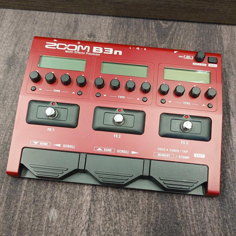 楽器種別：ユーズドZOOM/ユーズド 商品一覧＞＞エフェクター【10，000円〜25，000円】 商品一覧＞＞ベース用エフェクター/ベース用マルチエフェクター/ZOOM 商品一覧＞＞安心してお買い物頂けるよう、コンパクトもマルチも丁寧梱包でお届けします！ZOOM USED 中古 B3n商品説明【お預かり代行販売（委託品）】ストンプボックス感覚の操作性を実現したベース用マルチエフェクツ・プロセッサーベース用マルチエフェクツ・プロセッサ−「B3n」は、合計80種類のアンプ/エフェクトモデルを内蔵し、最大7個を自由な接続順で同時に使用可能。LCDとノブとスイッチを組み合わせた3つのエフェクトユニットを搭載し、ストンプボックス感覚の直感的な操作を実現します。実機の内部回路を忠実にエミュレートした5種類のベースアンプモデルと、先進のIR（インパルス応答）を用いた5種類のキャビネットモデル、有名ブティックペダルのモデリングを含む70種類のベース用エフェクトを標準搭載。さらに、PC/Mac用アプリ「Guitar Lab 」やWEBから定期的にオンライン配信される、追加のアンプモデル、エフェクト、プリセットパッチをダウンロードして、「B3n」本体に無償でインストールすることができます。ルーパー機能、リズムマシン機能、チューナー機能、ヘッドフォン端子、音楽プレイヤーを入力できるAUX IN 端子を備え、普段のプラクティスから本番のライブステージ、レコーディングまであらゆるシーンに対応します。使用感程度の細かなキズがございますが、動作は良好です。大定番マルチエフェクターを是非ともお見逃しなく！付属品：箱、電源アダプターイケベカテゴリ_エフェクター_ベース用エフェクター_ベース用マルチエフェクター_ZOOM_ユーズド SW_ZOOM_ユーズド JAN:2500080005141 登録日:2026/03/04 エフェクター マルチエフェクター ズーム