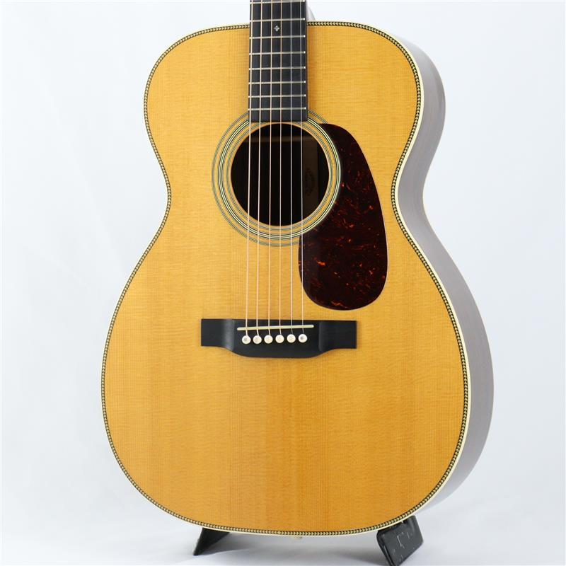 楽器種別：ユーズドMARTIN/00 (ダブル・オー) 商品一覧＞＞MARTIN/ユーズド 商品一覧＞＞アコースティック・エレアコギター【205，000円〜395，000円】 商品一覧＞＞アコースティックギター/MARTIN 商品一覧＞＞アコギ買うなら、当店で！出荷前の検品・調整はもちろん、丁寧梱包でお届けします！MARTIN USED 中古 00-28 Standard 2018年製 マーチン マーティン商品説明マーティン・スタンダードシリーズ！00-28の2018年製。1873年に登場した00-28。 最初は12フレットジョイントでしたが2017年に14フレットジョイントモデルが登場しました。小ぶりなで取り回しが良く、現在では女性をはじめ多くのギターファンに愛されているモデルです。ボディトップ材にはシトカスプルースを使用し、サイド・バック材にはインディアンローズウッドした木材仕様にて製作されております。ネックは、44.5mm幅ナットで高音域まで薄手のハイパフォーマンステイパー仕様に変更になり、全ての音程をスムーズに演奏が可能。また、ブレイシングがスキャロップドになったことで、よりサウンドに広がりが出てボディを鳴らし易くなっております。ヘリンボーントリム、ダイヤモンドスクエアポジションマーク、トーティス柄ピックガード等のヴィンテージテイストが雰囲気を演出し、オープンバックタイプのチューナーの採用によってヘッドの質量が変わり、よりカラッとしたサウンドに一役買っております。新しいスタンダードモデルとして、サウンド・ルックス＆プレイアビリティを兼ね備えたモデル。これがマーティンのスタンダードです。状態といたしまして、当店入荷前からトップ割れ補修、塗装のヒケがございます。バインディングも塗装面と段差が見受けられます。その他、弾きキズや年代相応の外観ですが演奏面は問題無くご使用いただけます。新品では50万を超えておりますのでこの機会に是非！商品詳細Top Material: Sitka SpruceRosette: Multi-StripeBracing Pattern: X BraceBrace Shape: ScallopedBrace Material: Sitka SpruceBack Material: East Indian RosewoodSide Material: East Indian RosewoodBinding: Antique WhiteTop Inlay Material: Bold HerringboneNeck Material: Select HardwoodNeck Shape: Modified Low OvalNeck Taper: High Performance TaperNut Material: BoneHeadstock Shape: Solid with Square Taper and DiamondHeadplate Material: East Indian RosewoodFingerboard Material: EbonyScale Length: 24.9Fingerboard Width at Nut: 1 3/4''Fingerboard Inlay Style: Diamonds and Squares Long PatternBack and Side Finish: GlossBack and Sides Color: NoneFinish Top: GlossTop Color: Aging TonerNeck Color: Dark MahoganyBridge Material: EbonyBridge Style: Modern Belly - Drop in SaddleTuning Machines: Nickel Open GearPickguard: Faux Tortoiseハードケース付属イケベカテゴリ_アコースティック・エレアコギター_アコースティックギター_MARTIN_00 (ダブル・オー)_ユーズド SW_MARTIN_ユーズド JAN:2500020846728 登録日:2026/02/21 アコースティックギター アコギ マーチン マーティン