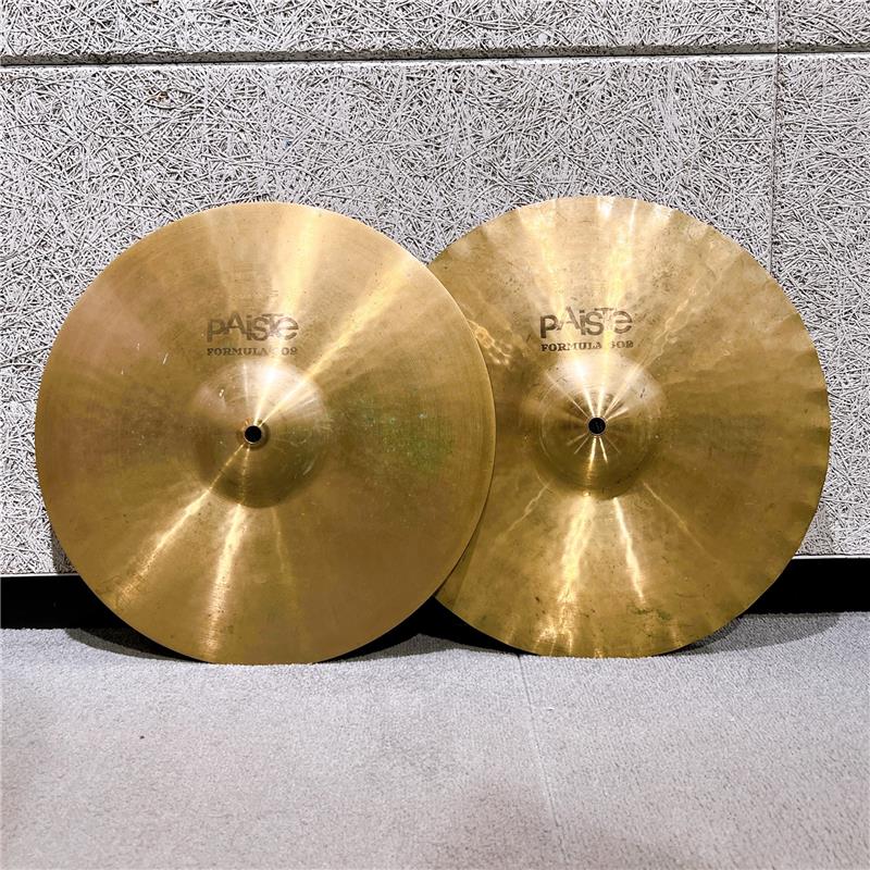楽器種別：ユーズドPAiSTe/Formula 602 Classic Sounds 商品一覧＞＞PAiSTe/ユーズド 商品一覧＞＞ドラム【40，000円〜80，000円】 商品一覧＞＞シンバル/ハイハット/PAiSTe 商品一覧＞＞安心してお買い物頂けるよう、スネアもシンバルも丁寧梱包でお届けします！PAiSTe USED 中古品 1977s Fomula 602 Sound Edge HiHat 14pr [885g/1000g]【VINTAGE】商品説明【1977年製造のパイステ602サウンドエッジハイハットの中古品が入荷致しました！】※年代相応のキズや汚れ、サビ、打痕などの使用感がございます。[Formula 602]伝説的なCuSn20アロイ(通称602ブロンズ)を使用し、スイスの熟練した職人によりハンドメイド製造される「FORMULA602」は1959年に発売され、その澄みきって柔らかく繊細なサウンドにより多くのドラマーから高い人気を博しました。1990年代に生産終了しましたが、その後2011年から再度生産されています。緻密なプレイに最適な音量、デリケートかつソフトなタッチ、クリアでアコースティックなサウンドは、当時のサウンドを知るドラマーはもちろん、未体験のドラマーにも新たなシンバルサウンドを提供します。＜Sound Edge HiHat＞落ち着いたトーンと、透明感のある明るく繊細なスティックサウンドのバランスが秀逸なモデル。波形エッジのボトムによりペダルを踏み込んでもエアーロック（真空状態）にならないため、クローズやチックサウンドがシャープに響きます。こちらはヴィンテージシンバルらしくよく使い込まれたコンディションのため、高音域が落ち着いた印象のいわゆる「枯れた602」サウンドを発揮してくれます。ジャズ、ブルースから歌モノポップスなどにお勧めの、小気味よく軽快ながらもアンサンブルに馴染むハイハットで、乾いたシャープサウンドはこのモデルでしか味わえない絶妙なサウンドです。サイズ：14インチウェイト：Top約855g / Bottom約1000gイケベカテゴリ_ドラム_シンバル_ハイハット_PAiSTe_Formula 602 Classic Sounds_ユーズド SW_PAiSTe_ユーズド JAN:2500190706310 登録日:2026/06/05 シンバル パイステ フォーミュラ